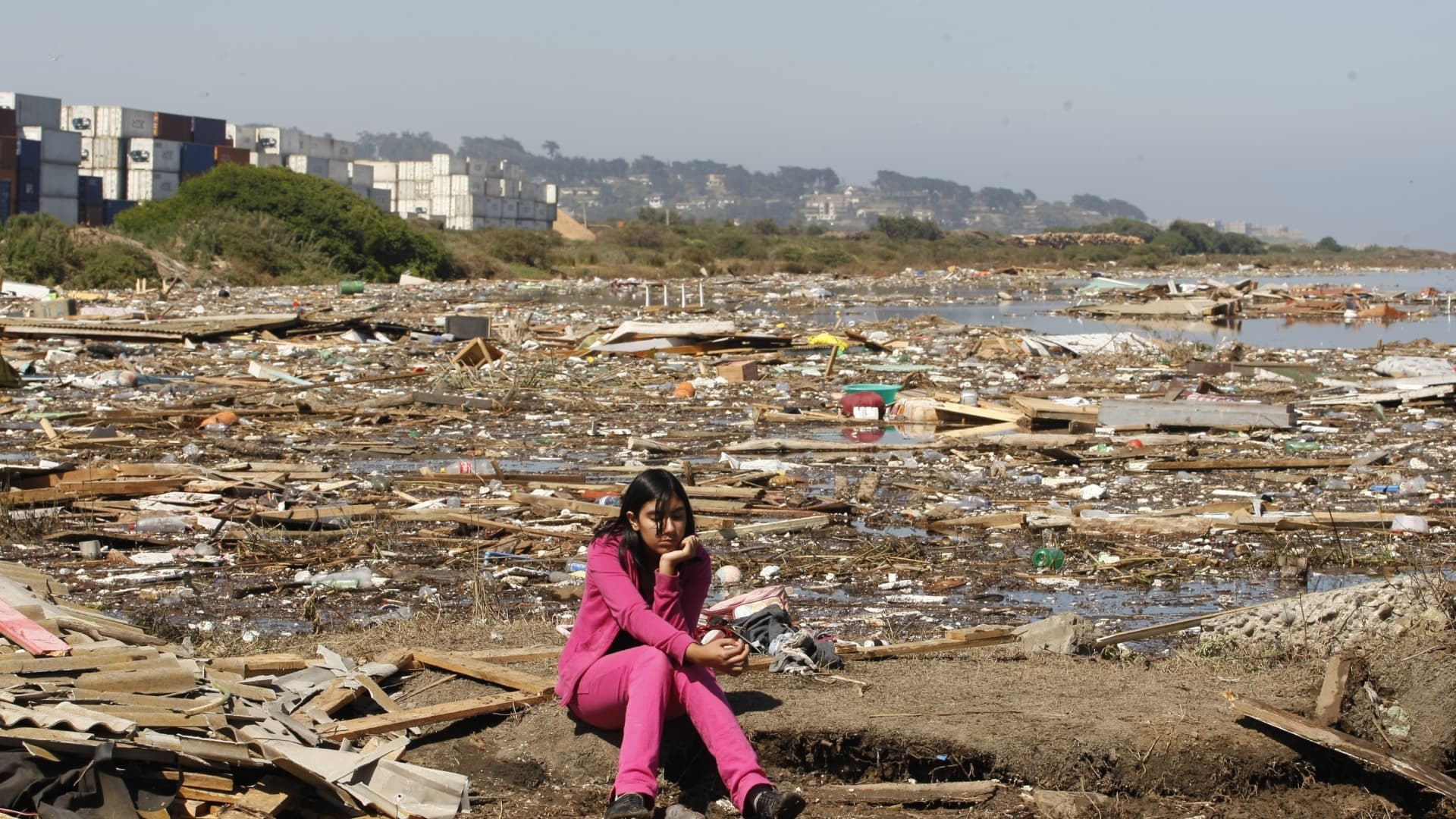 Una niña se sienta entre los escombros dejados por un fuerte terremoto y el posterior tsunami en Llolleo, Chile el 3 de marzo de 2010. Foto: Reuters