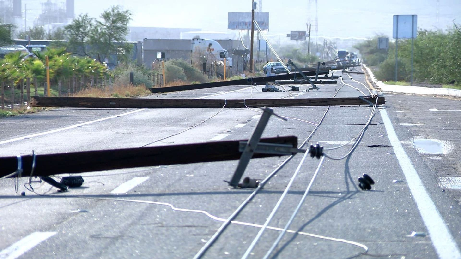 Tormenta Deja Sin Luz a Varias Colonias de Mexicali Tras Caída de Más de 40 Postes