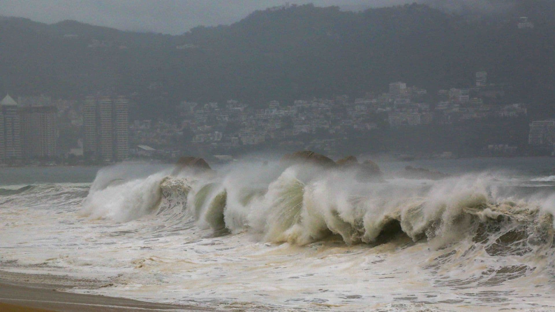 Marejadas por tormenta en Acapulco, Guerrero