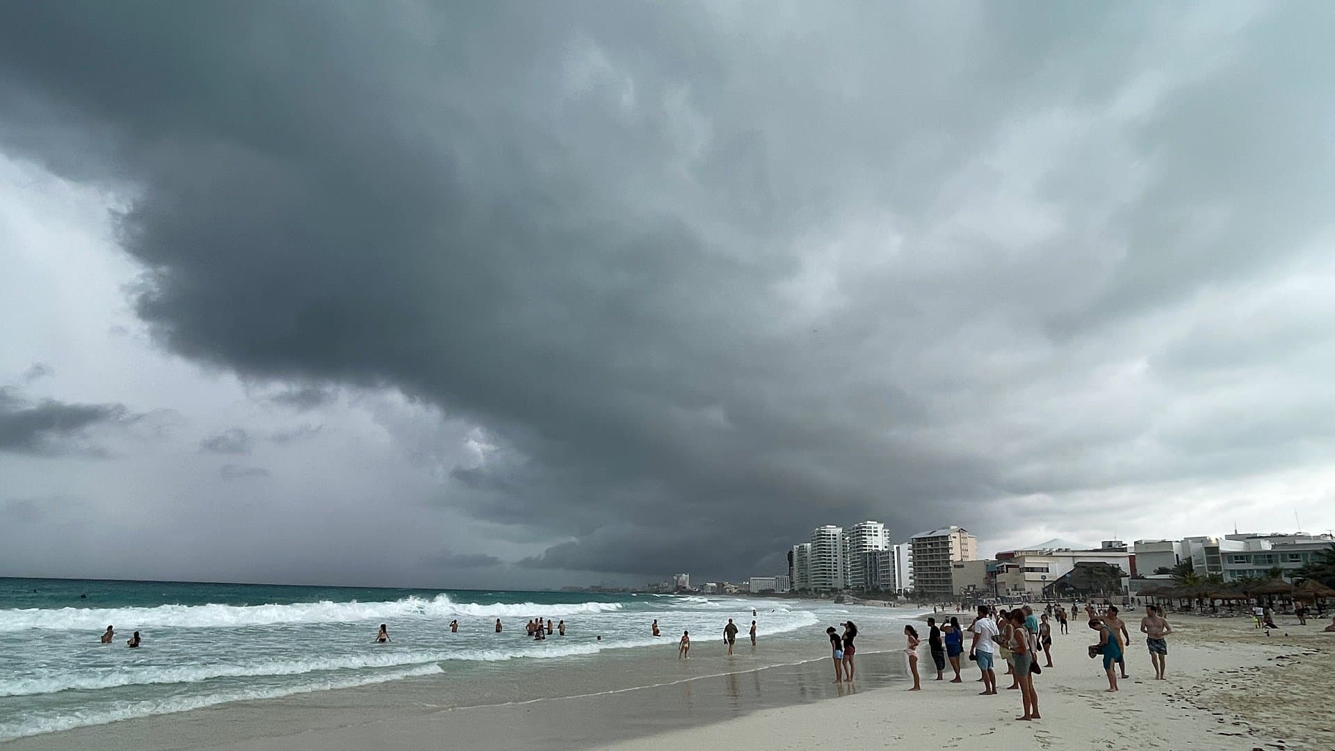 Día nublado en Cancún por ciclón Lisa en noviembre 2022. Foto: Cuartoscuro | Archivo