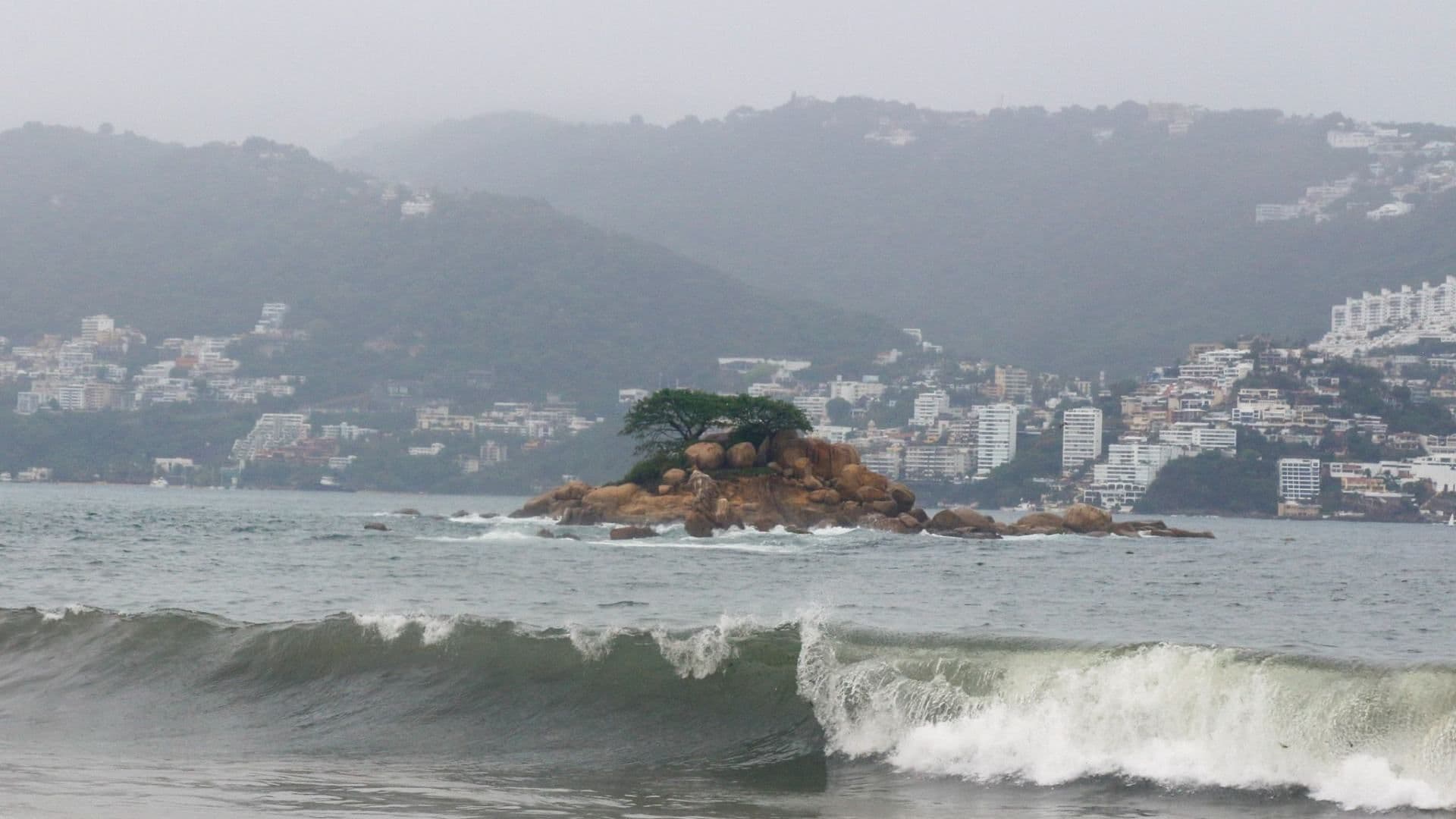 ¿Se Acerca a México? Posible Tormenta Douglas Toma Fuerza y Se Une a Onda Tropical 8