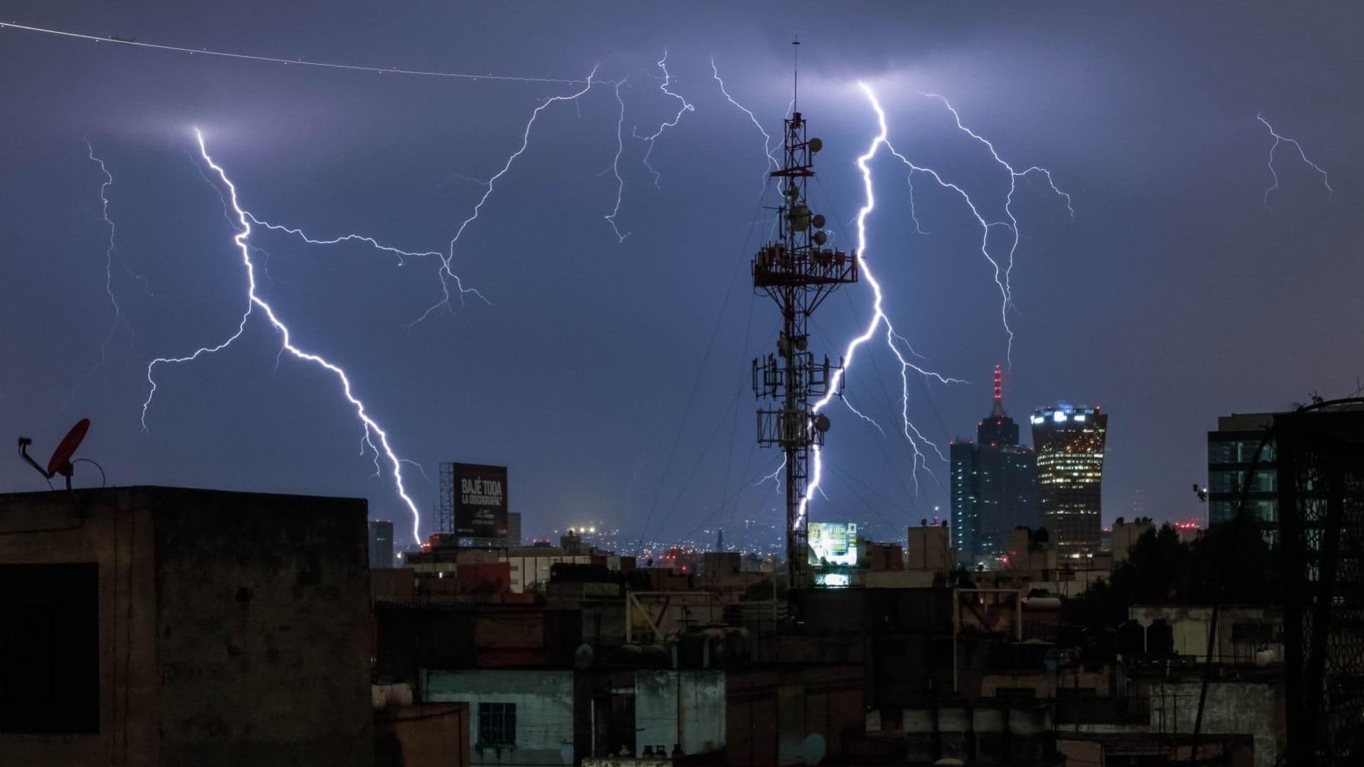 Tormenta eléctrica sobre la Ciudad de México