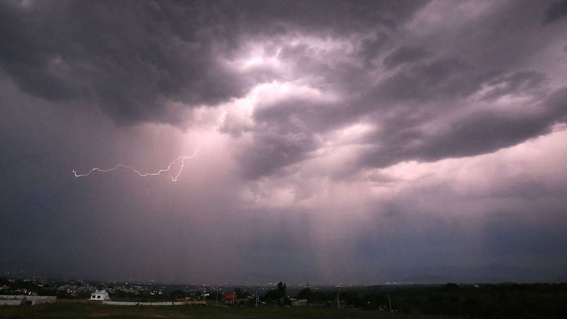 Tormenta eléctrica en Cuernavaca, Morelos, el 21 de julio 2026. Foto: Cuartoscuro | Archivo