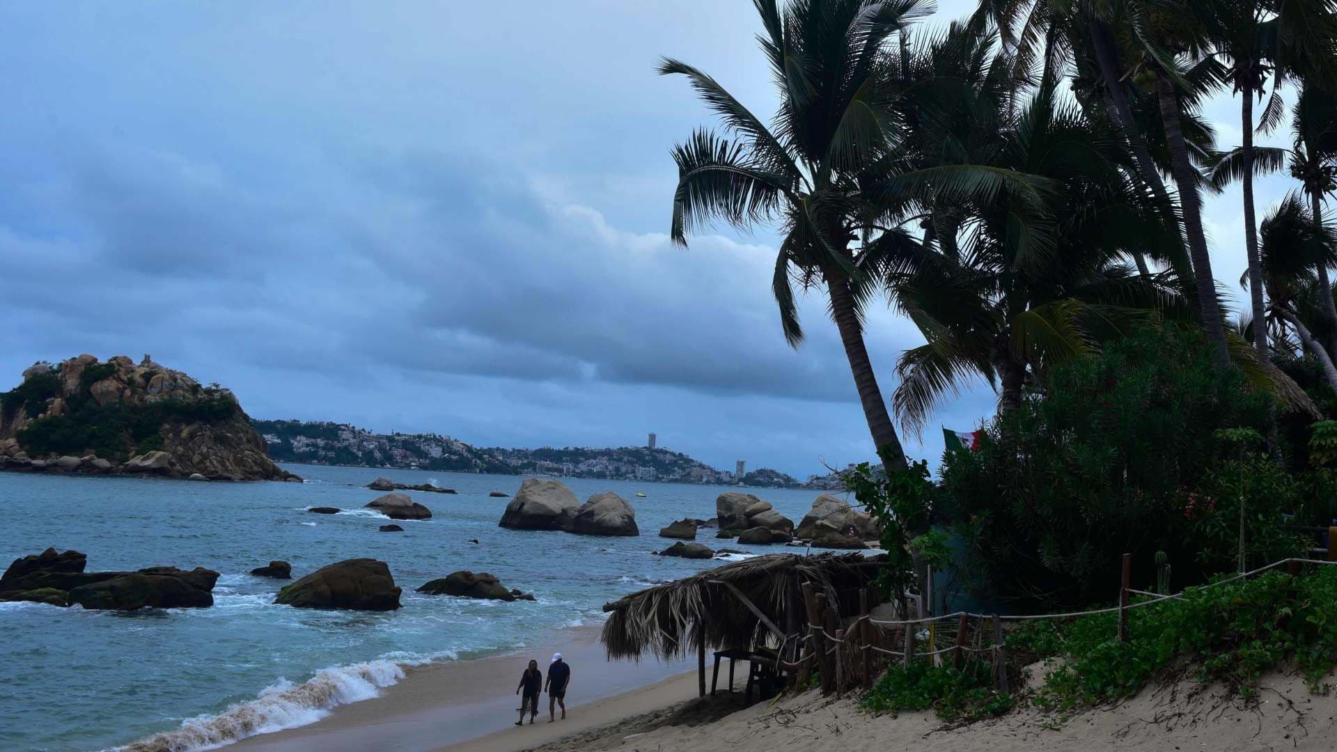 Playas de Acapulco en septiembre 2025, durante cercanía de una baja presión. Foto: Cuartoscuro | Archivo