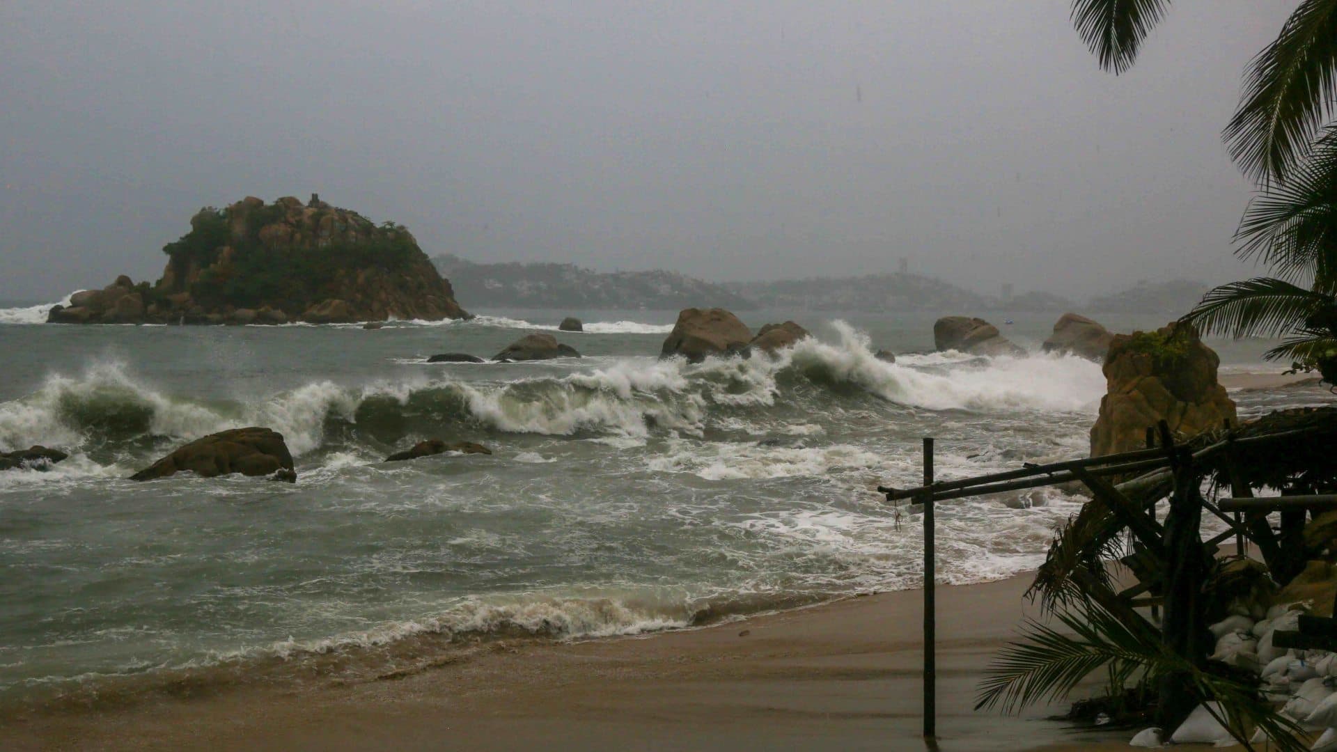 Marejadas en las playas de Acapulco por la tormenta Boris en junio 2026. Foto: Cuartoscuro | Archivo