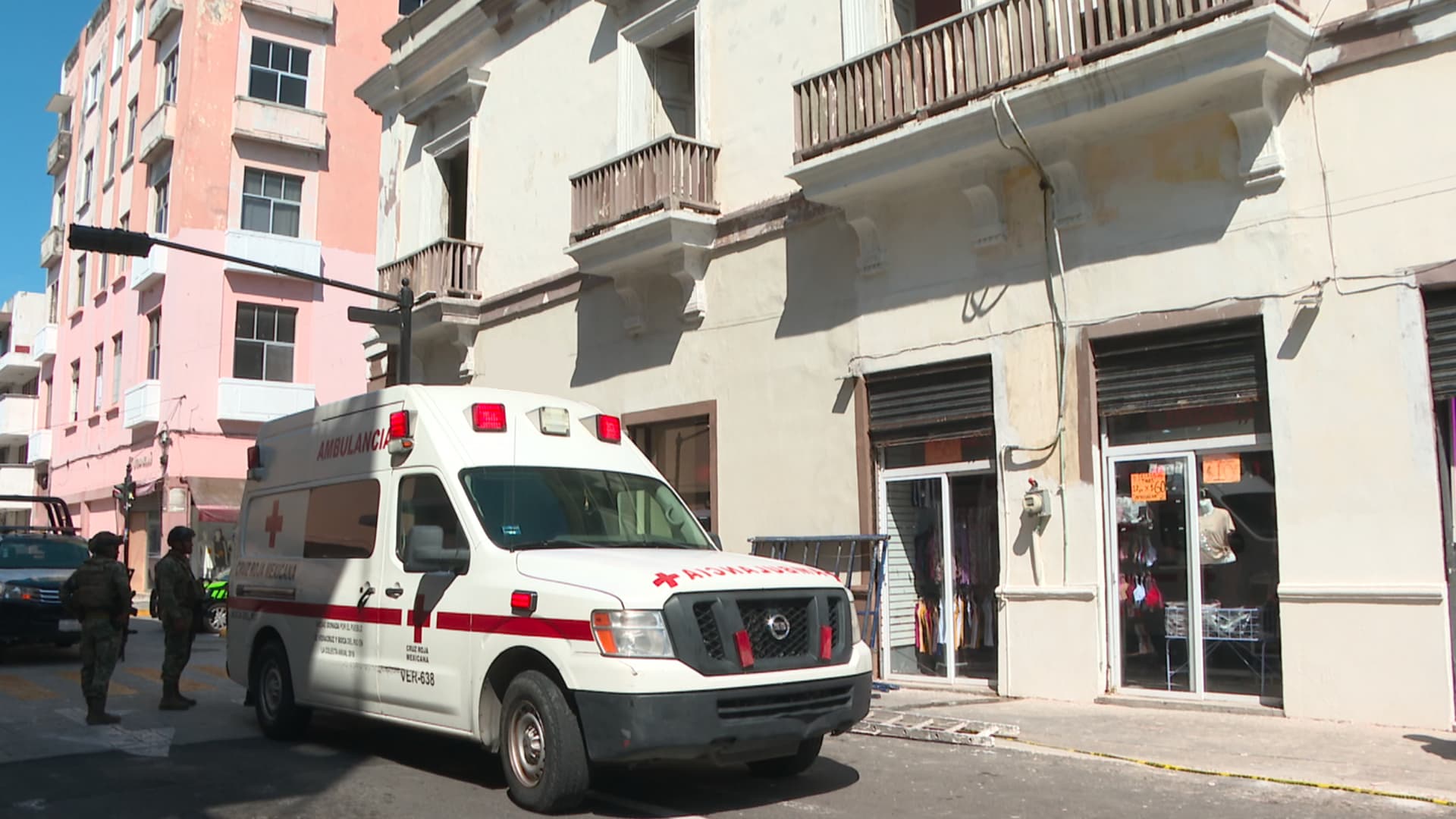 Trabajador cae de andamio y termina lesionado.