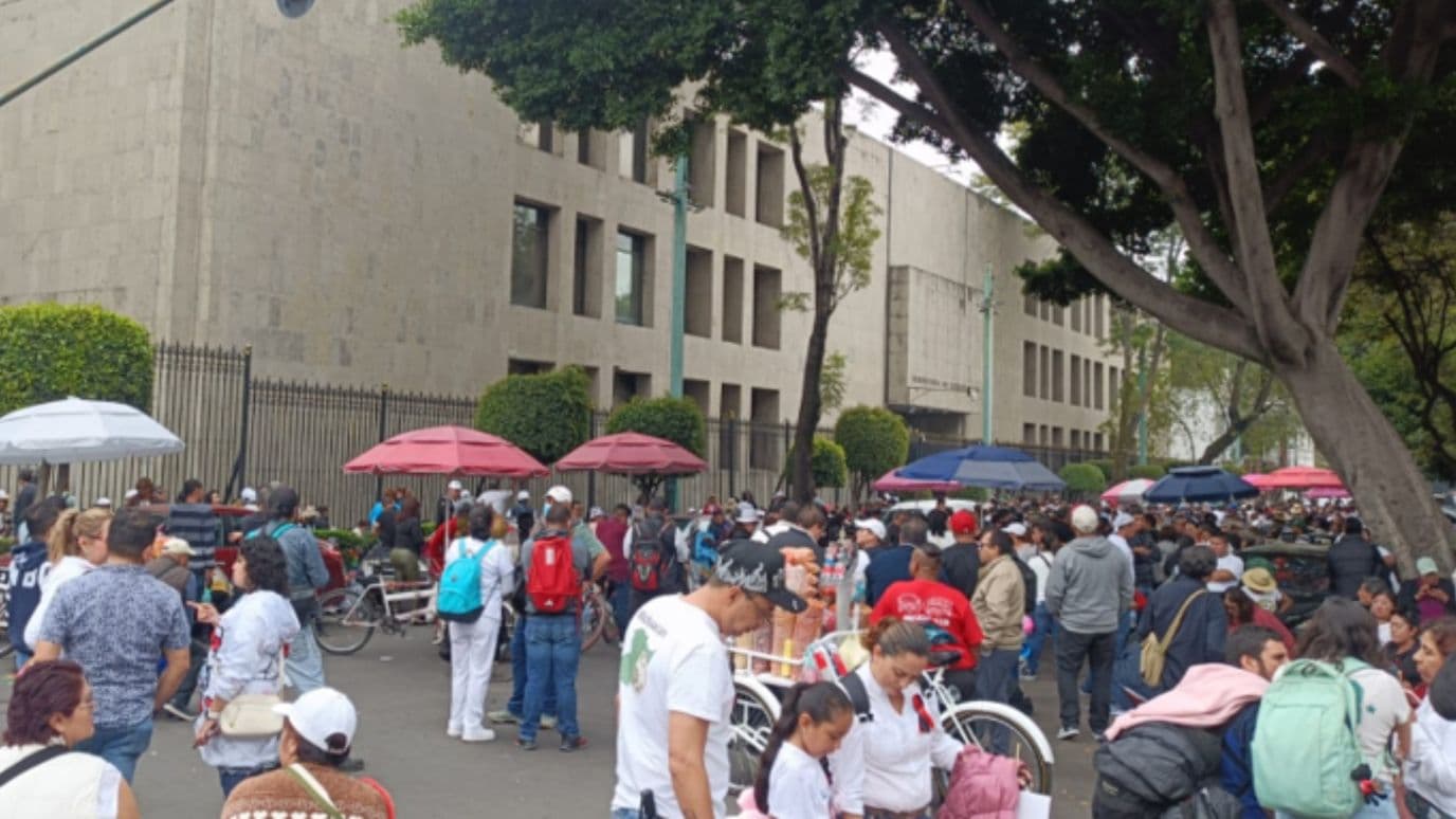 Los trabajadores de la salud mantienen un bloqueo al exterior de la Segob