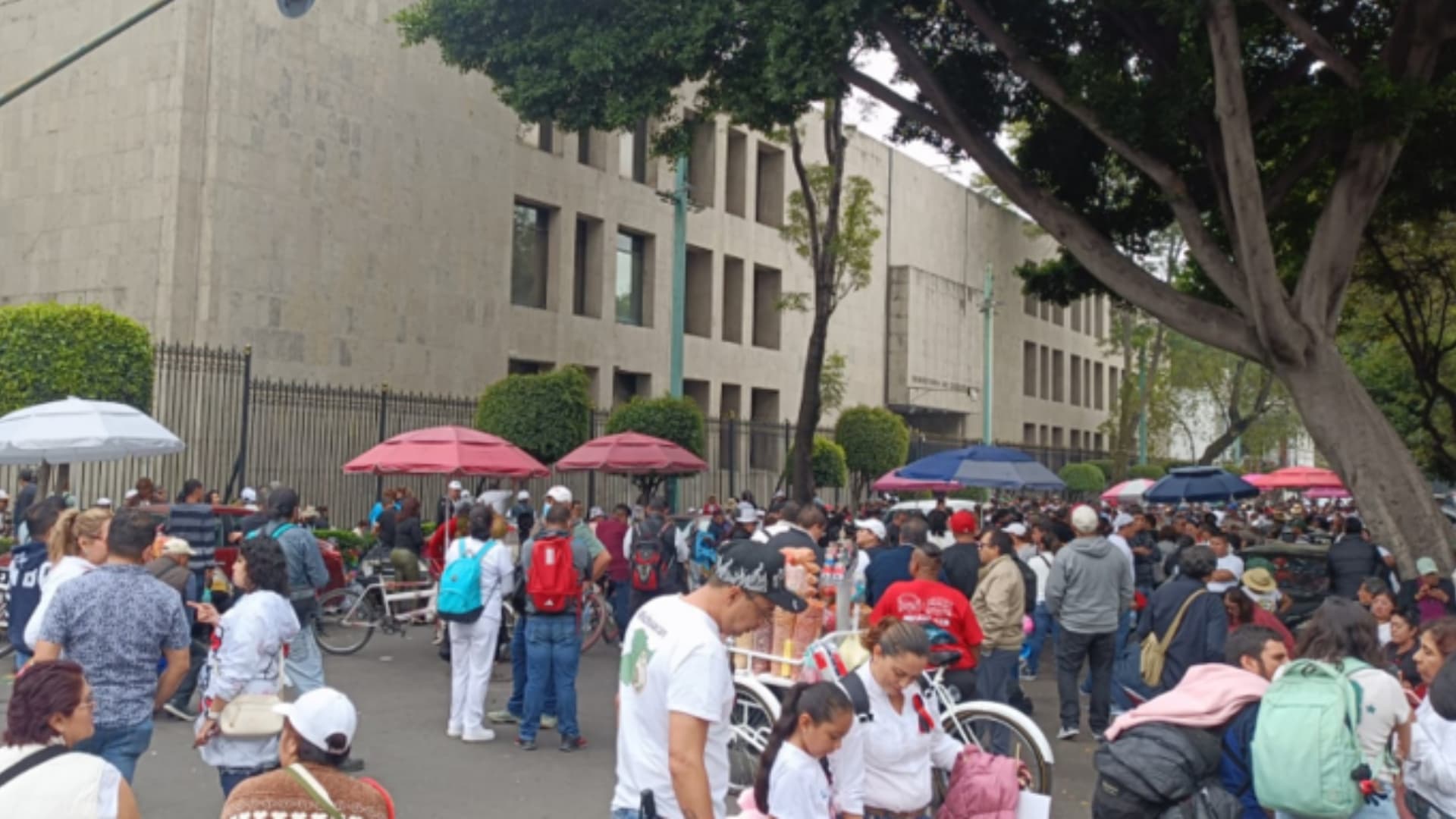 Los trabajadores de la salud mantienen un bloqueo al exterior de la Segob