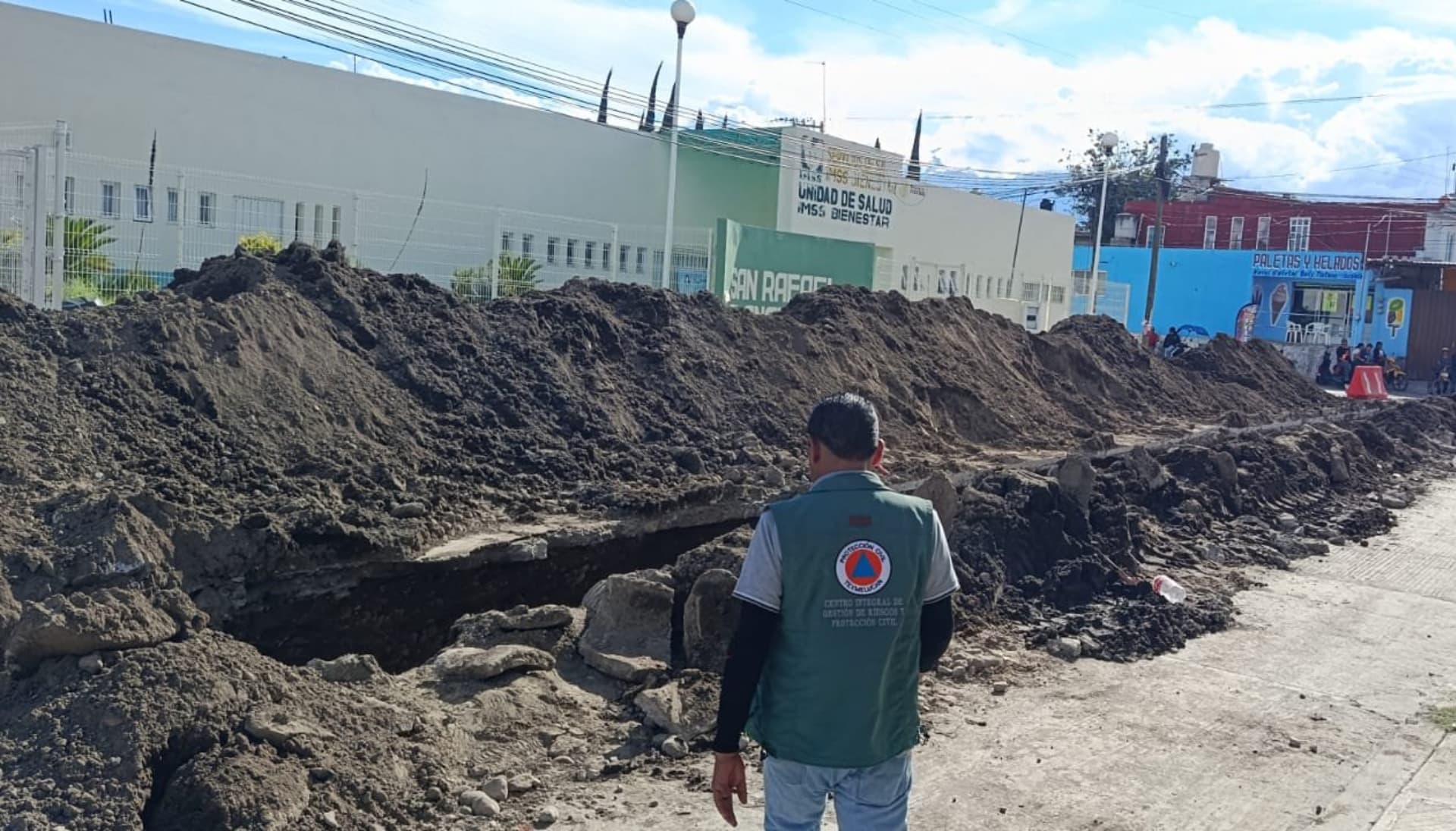 Rescatan a Dos Trabajadores Atrapados en Obra de San Martín Texmelucan, Puebla