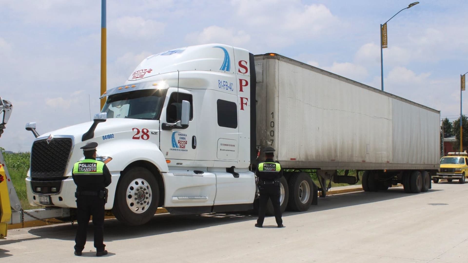 Tractocamión Recuperado Abandonado Mal Estacionado San Francisco Ocotlán Coronango Puebla