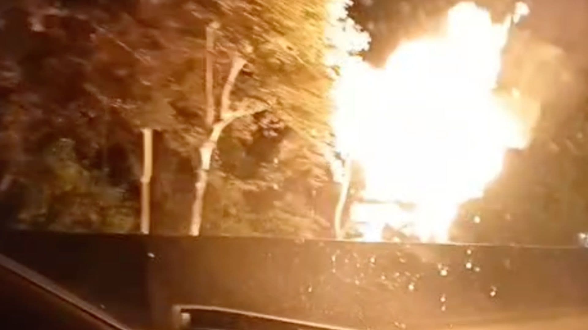 Sujetos incendian y abandonan un tractocamión en la autopista Puebla-Orizaba.