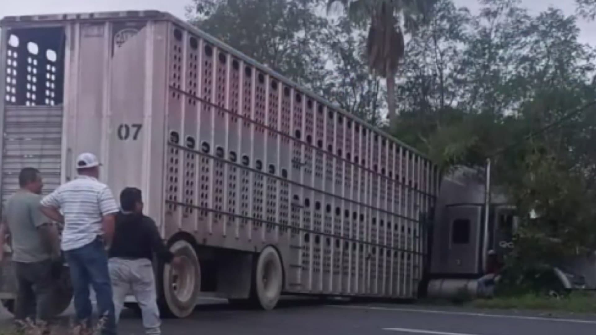 Tráiler derrapa y provoca caos vial.