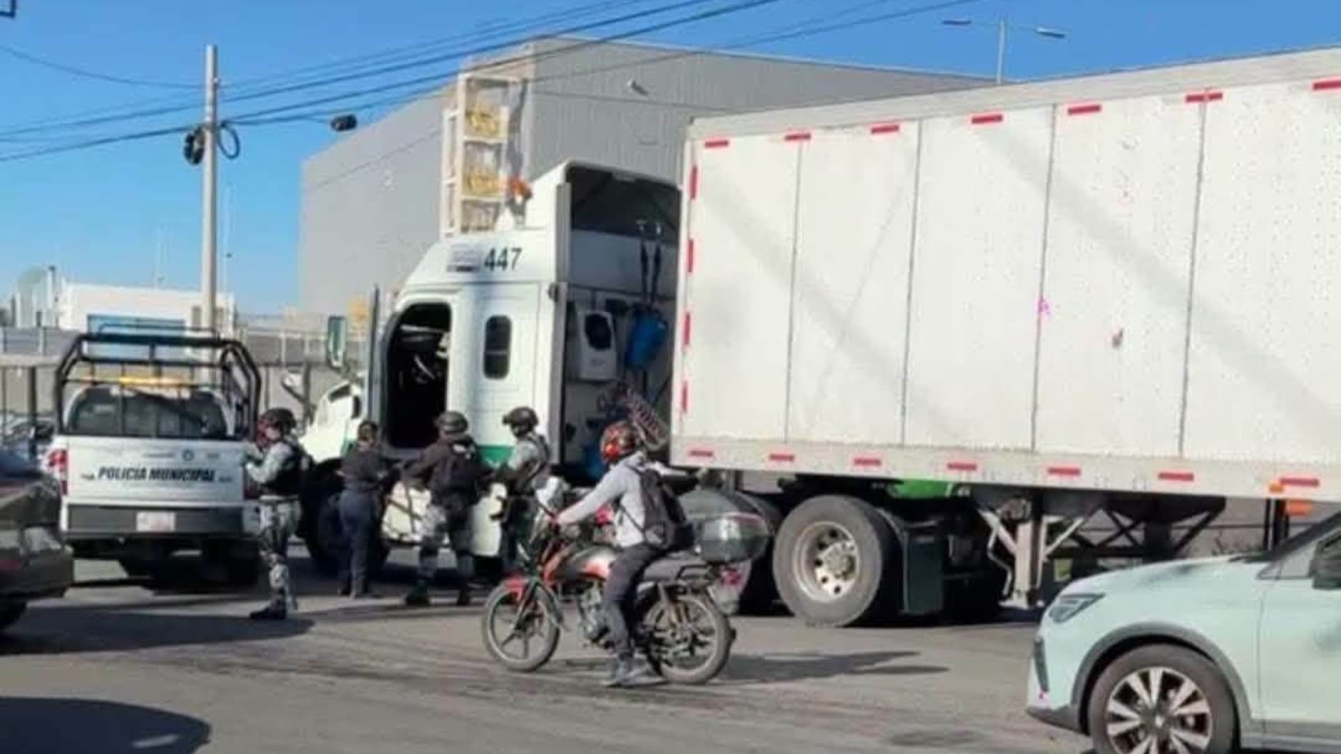 Recuperan tráiler tras un asalto en Puebla.