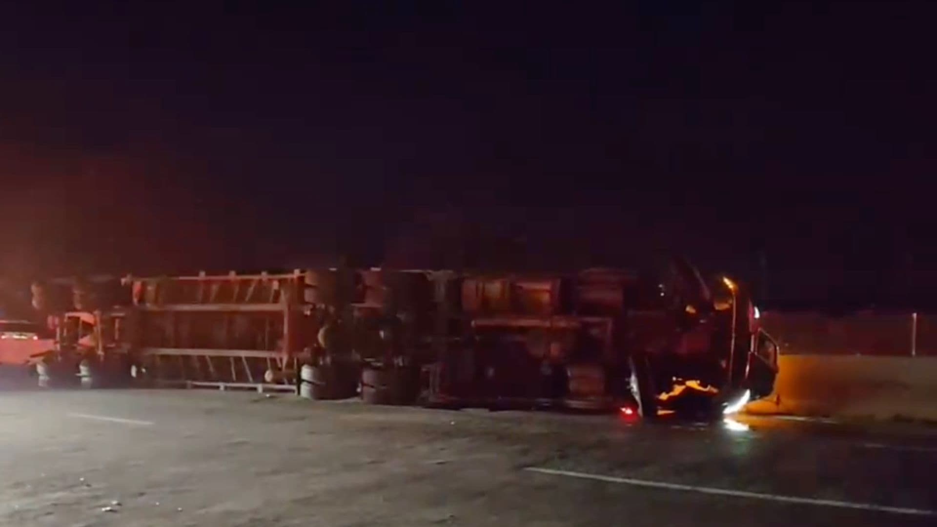 Tráiler cargado con fierro viejo choca vuelca en la autopista 150D Orizaba-Puebla