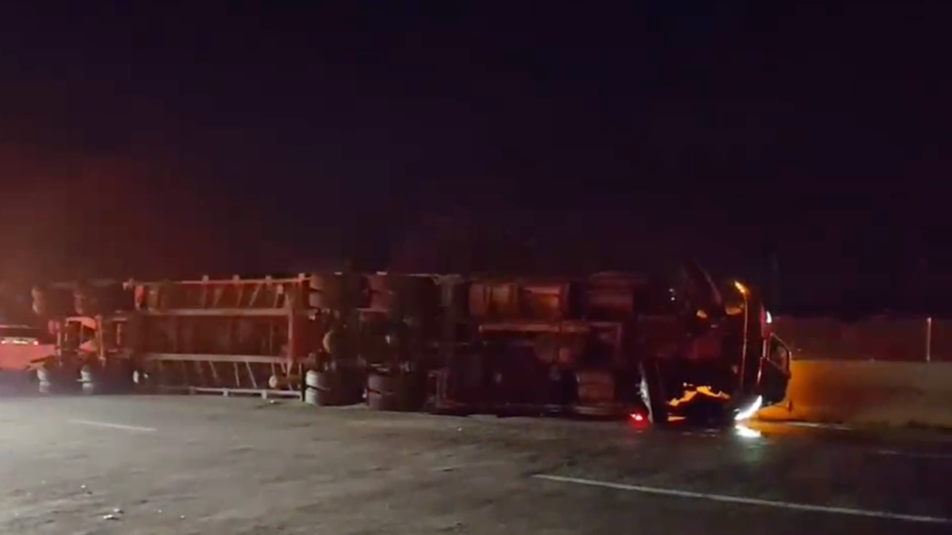 Tráiler cargado con fierro viejo choca vuelca en la autopista 150D Orizaba-Puebla