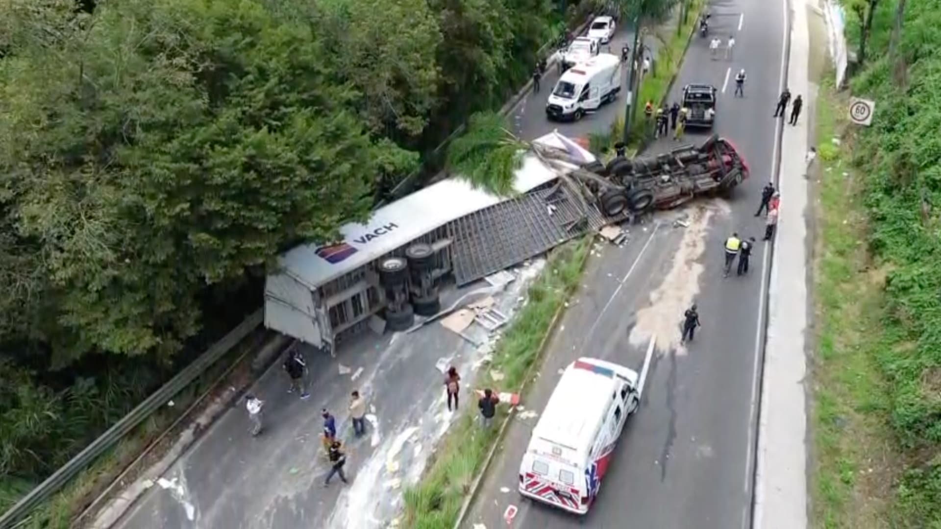 Tráiler Cargado con Leche en Polvo Vuelca Sobre Bulevar en Xalapa, Veracruz