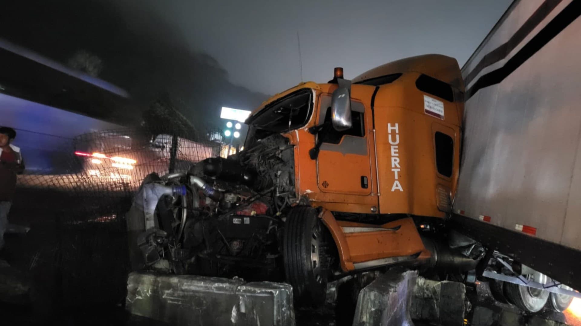 Tráiler evita choque y termina impactando muro en Orizaba