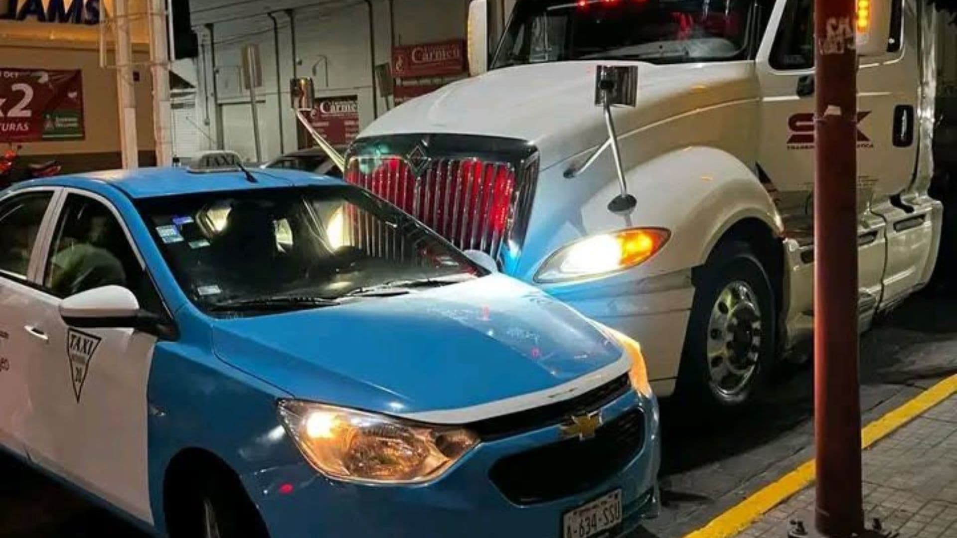 El taxista movió su unidad para interceptarlo y cerrarle el paso.