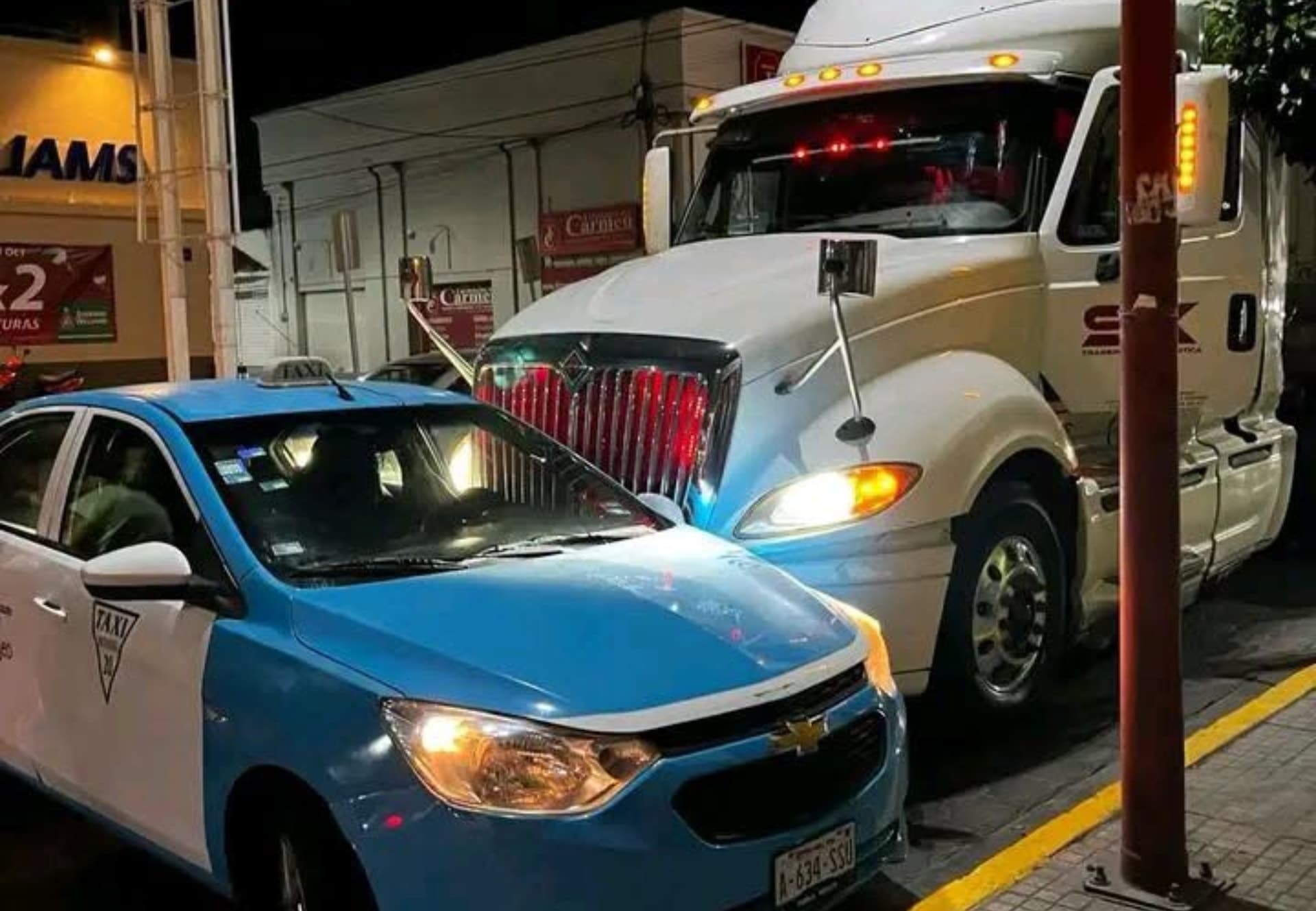 El taxista movió su unidad para interceptarlo y cerrarle el paso.
