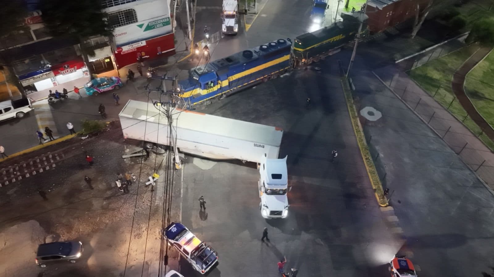 Tráiler choca en la Vía Morelos