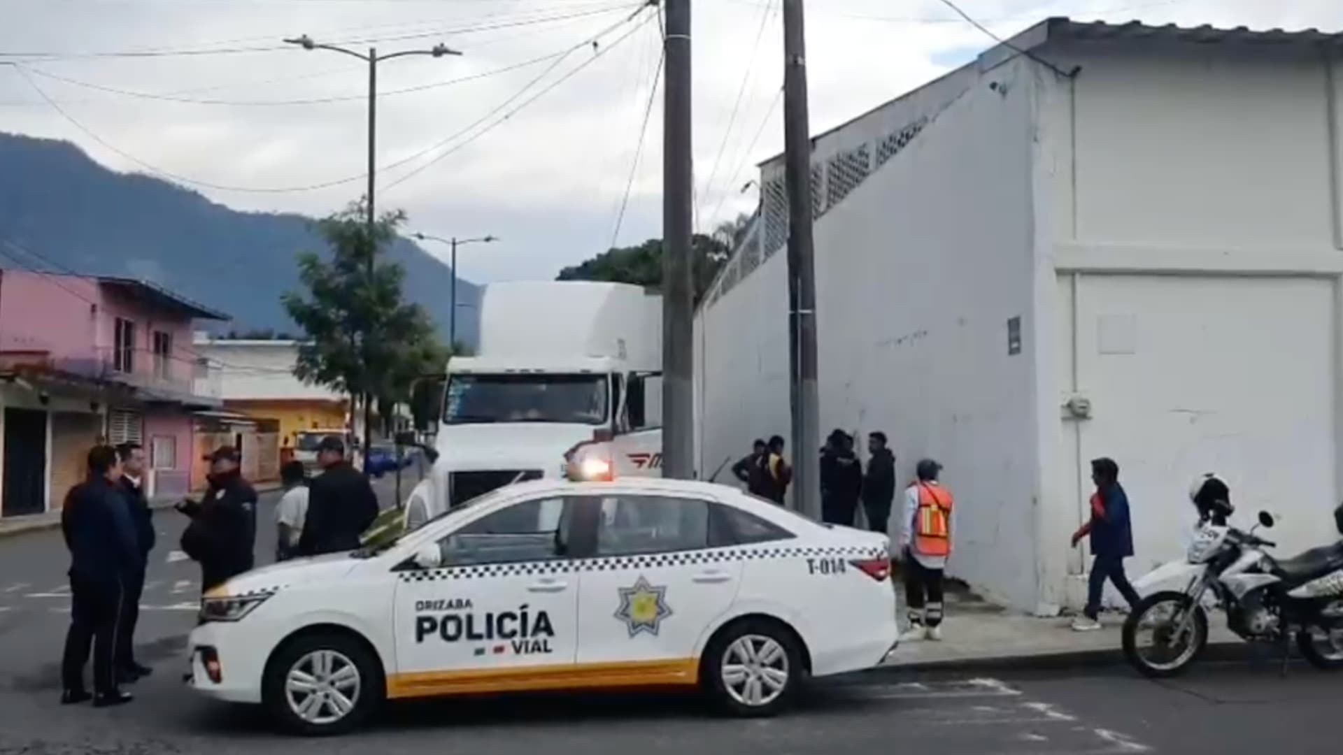 Agente vial marca el alto a tráiler que circulaba en sentido contrario y es embestido por el conductor