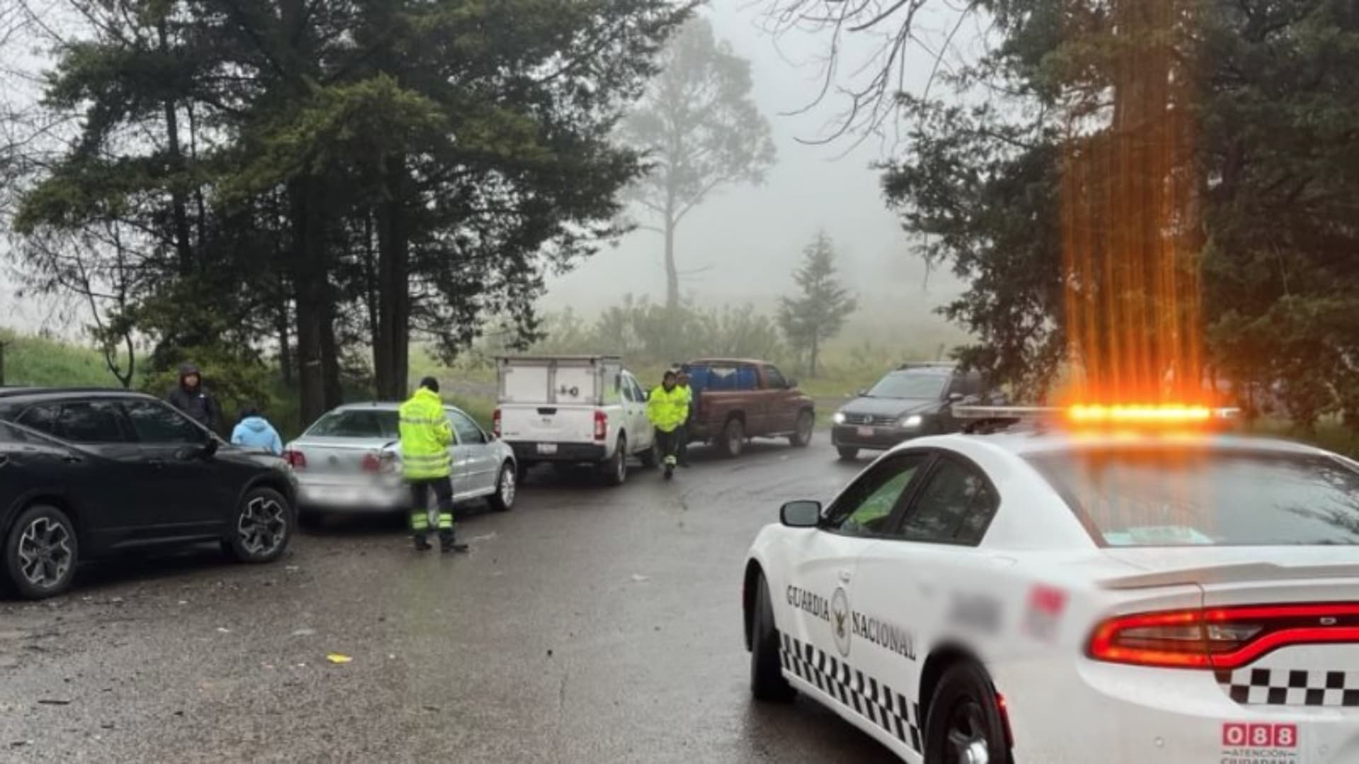 Guardia Nacional atiende un accidente en el km 145 en la autopista México-Querétaro