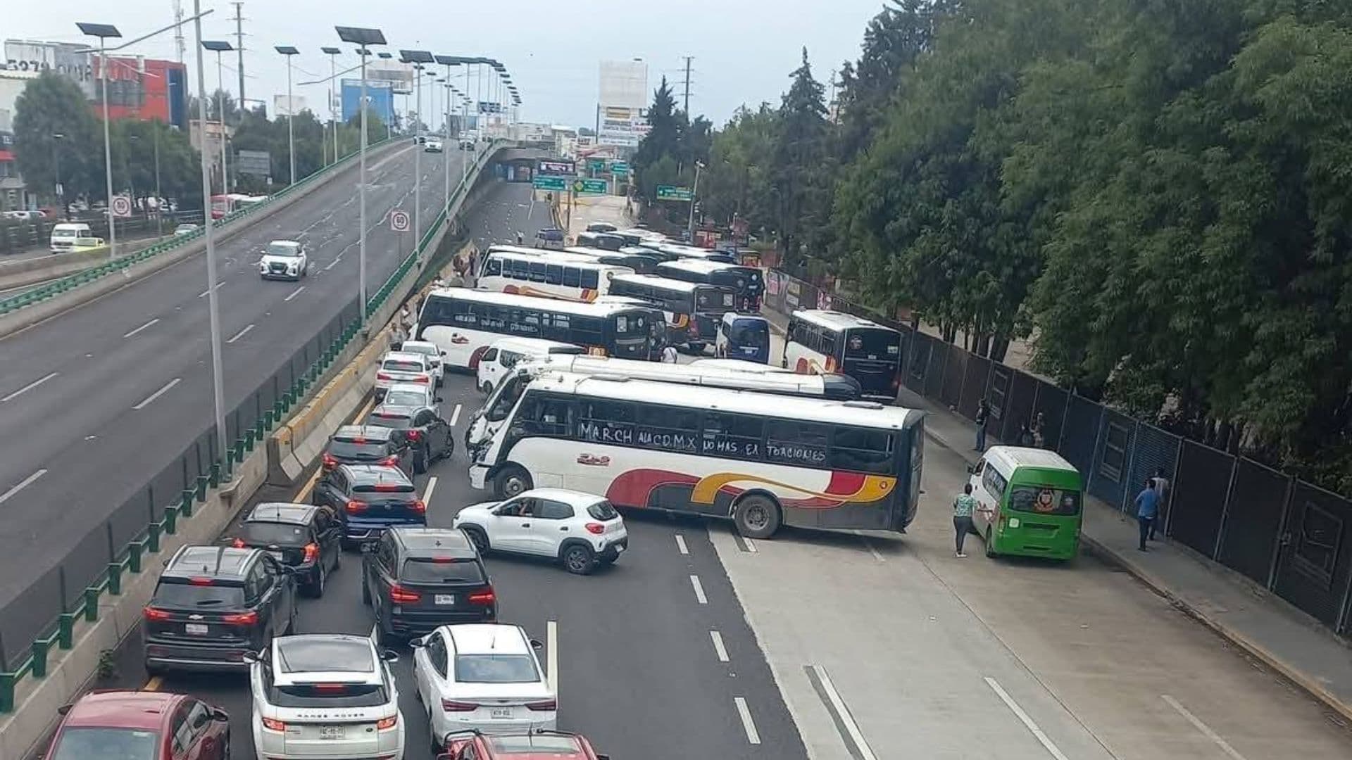 Los transportistas mantienen un bloqueo en el Periférico Norte, Edomex