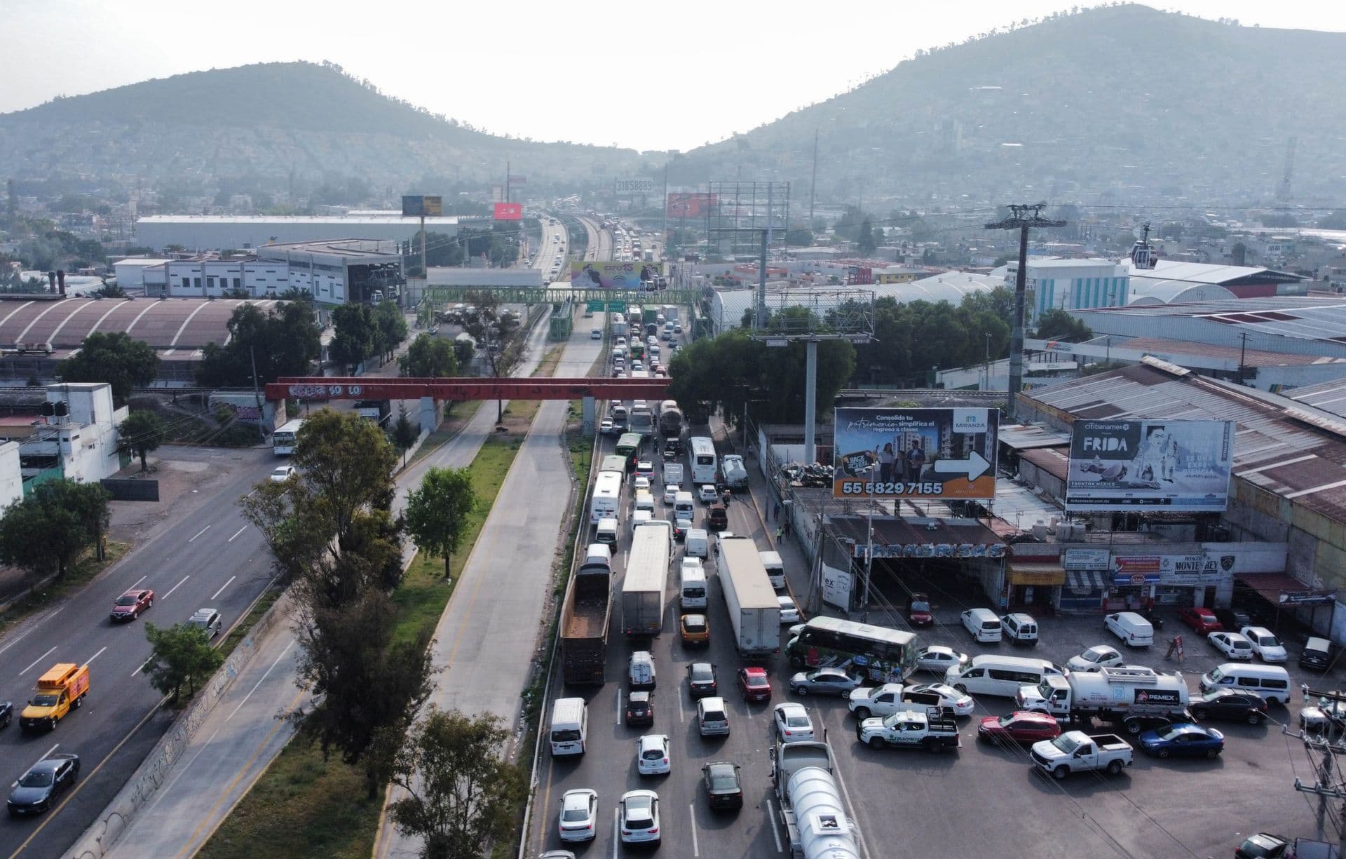 Transportistas realizan una caravana sobre la autopista México-Pachuca para exigir mayor seguridad en las carreteras, lo que provoca largas filas de vehículos.
