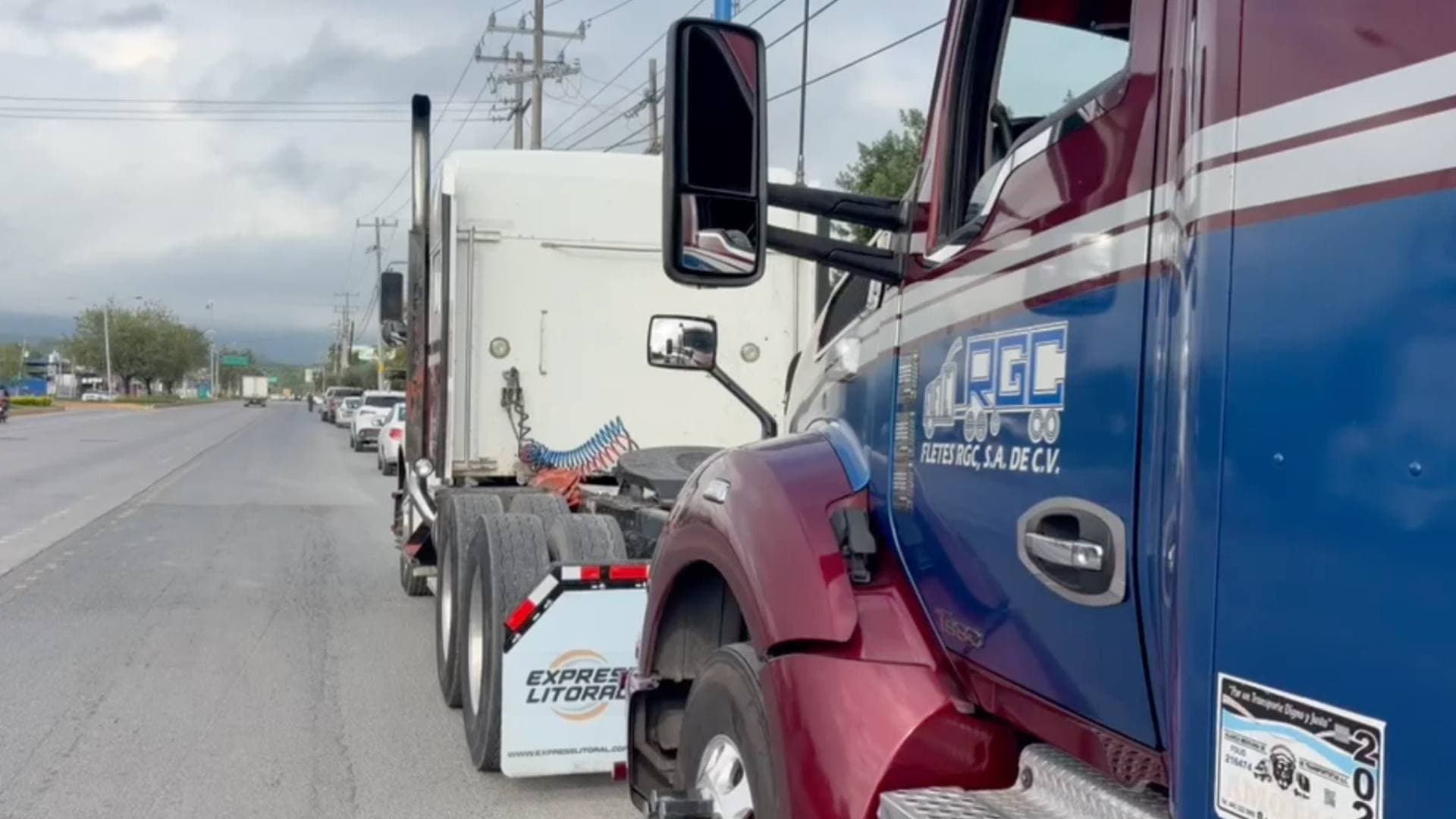 Se unen transportistas de Nuevo León a paro nacional