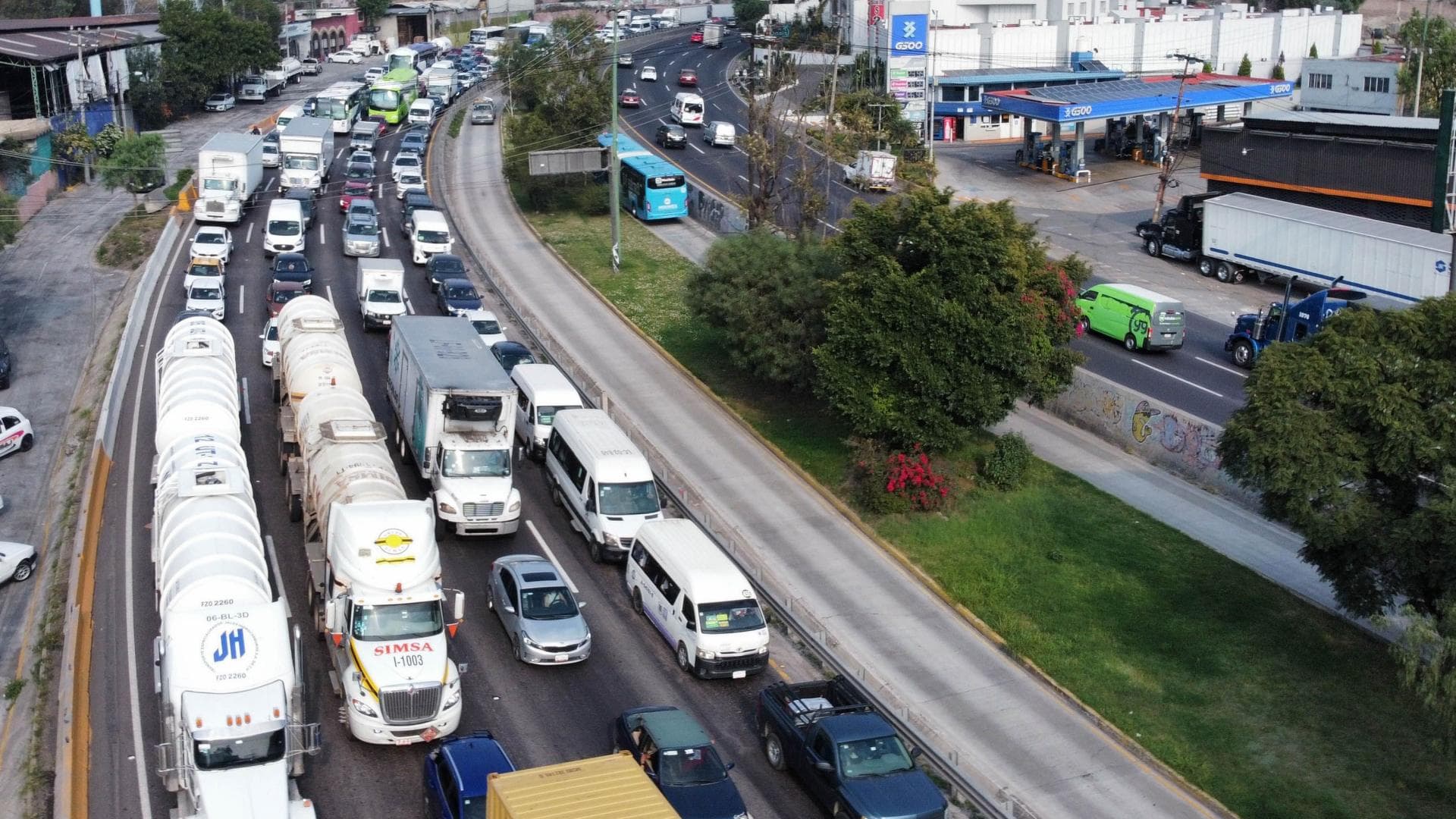 Caravana de transportistas en la autopista México-Pachuca, el 26 de octubre 2026. Foto: Cuartoscuro