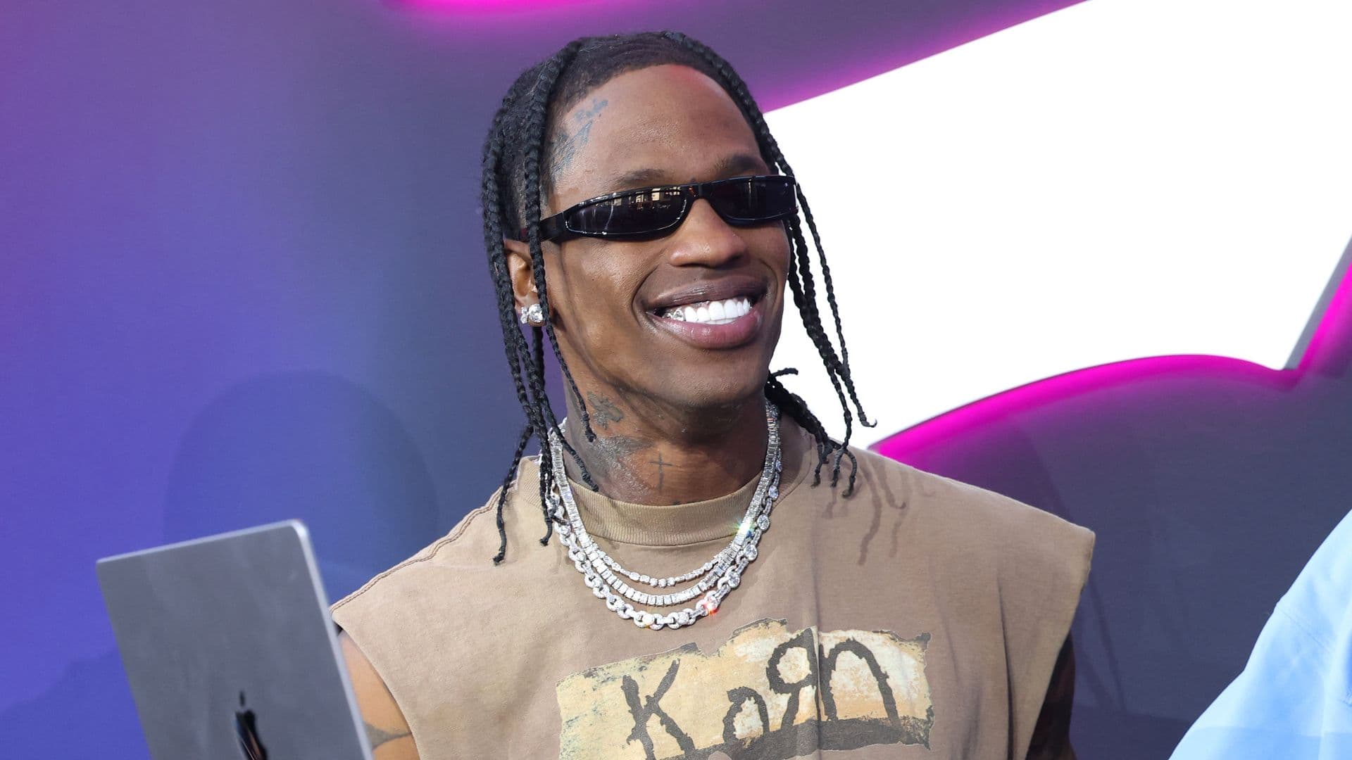 Travis Scott Enfurece a sus Fans por Show de 20 Minutos por el Que Pagaron Cientos de Dólares
