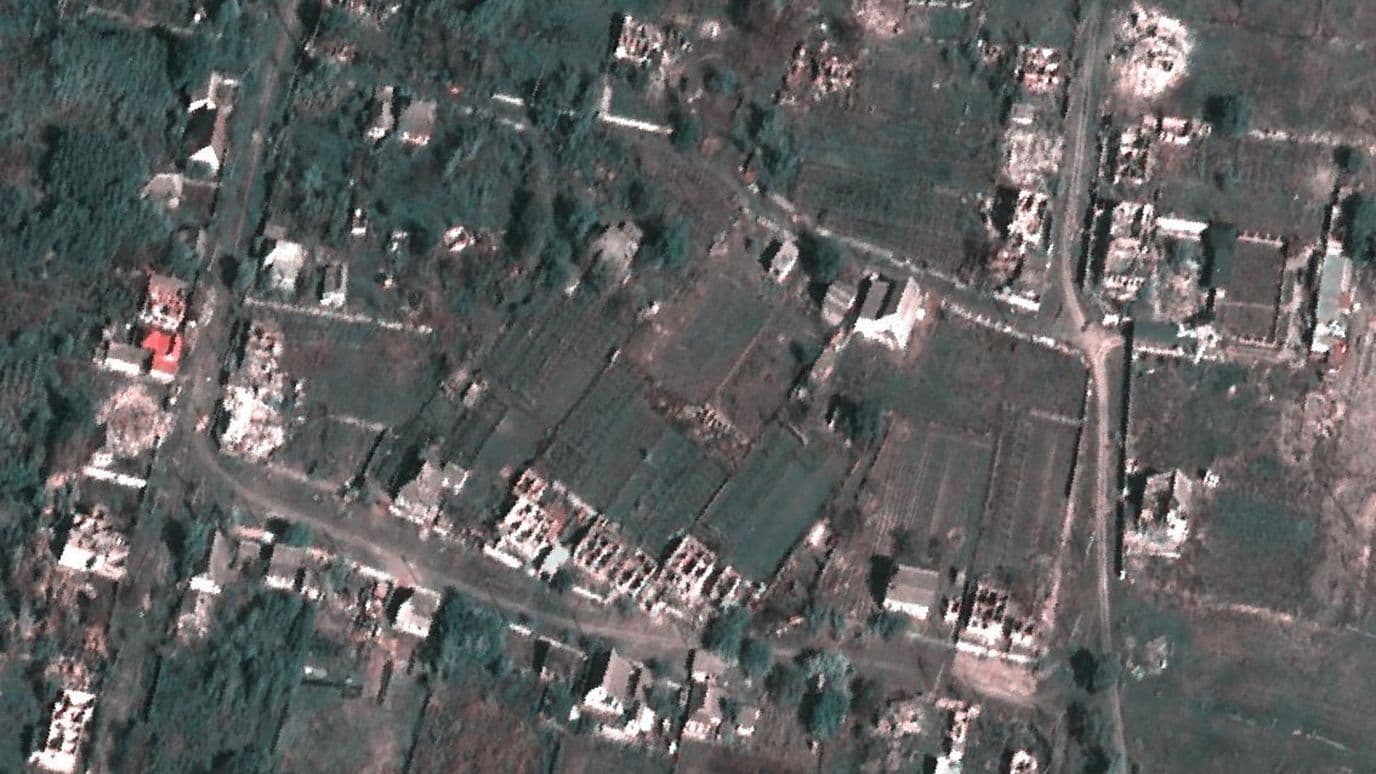 Vista satelital de una zona cercana a una carretera que da acceso a Oleshky, el 12 de octubre de 2026. Foto: Pleiades Neo vía Reuters