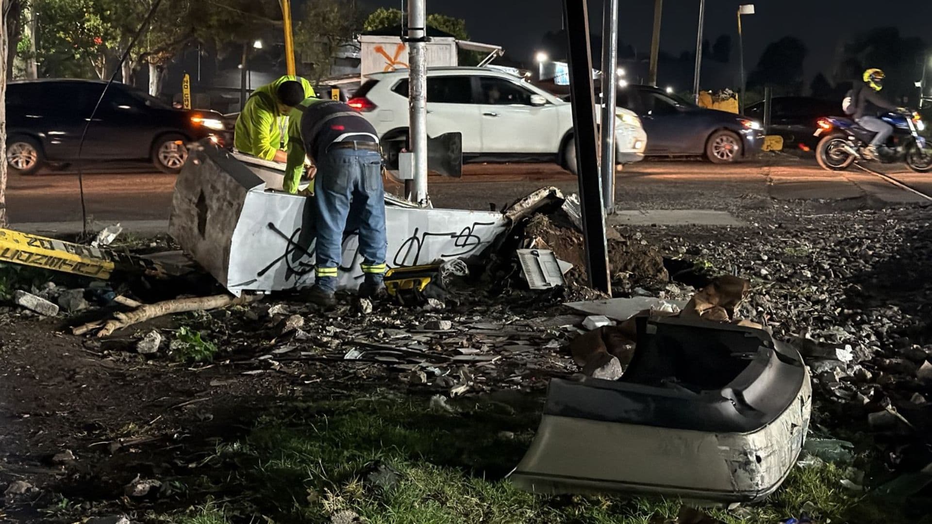 El auto terminó destrozado luego de ser arrollado por un tren en Ecatepec