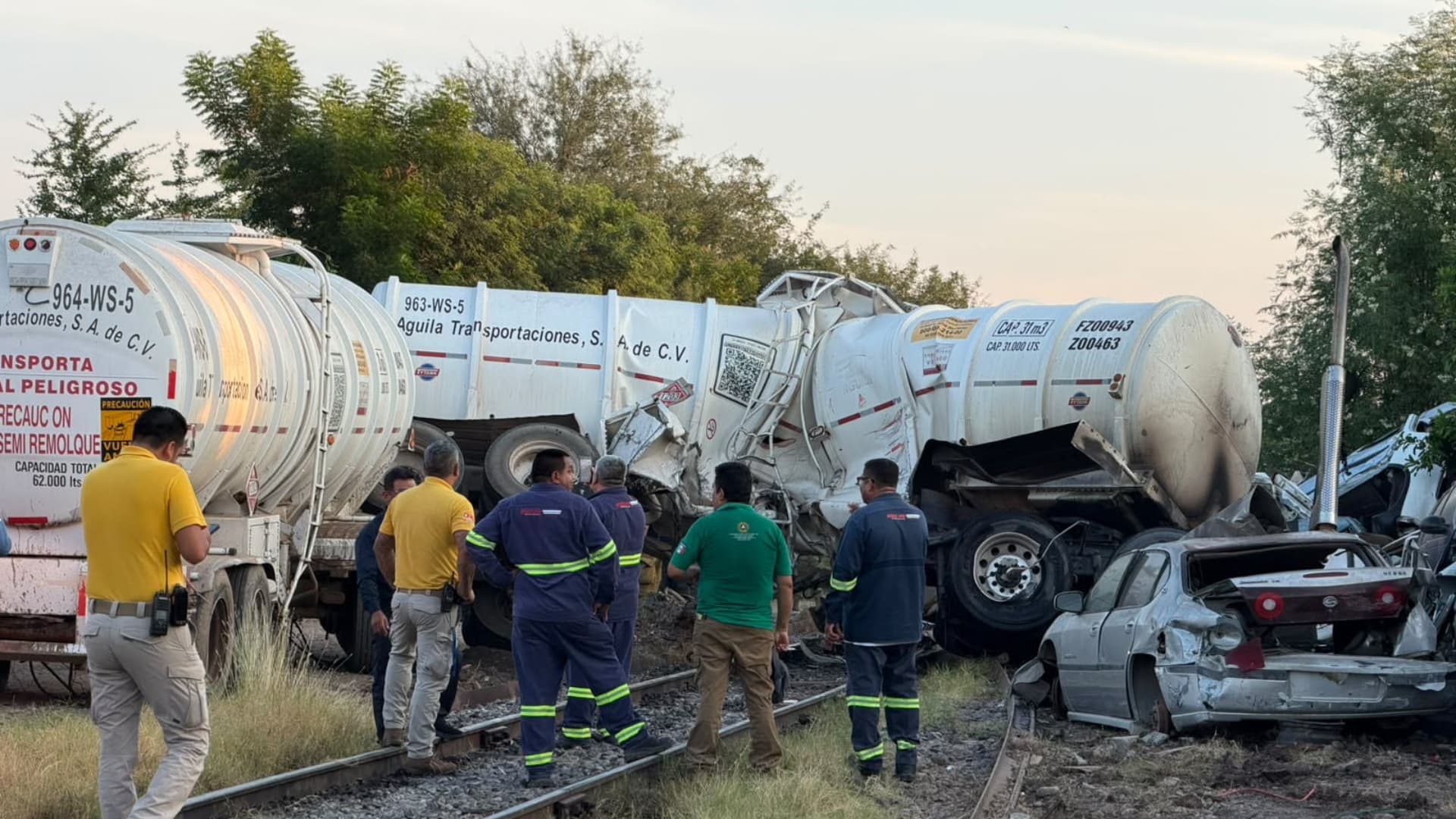 Tren Arrolla una Pipa y Carros de un Yonke en Culiacán