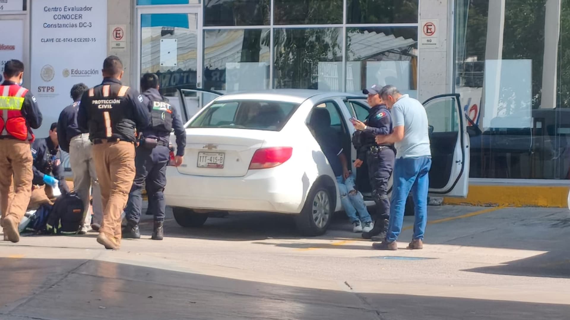 Las víctimas viajaban en el auto color blanco, cuando fueron interceptados.