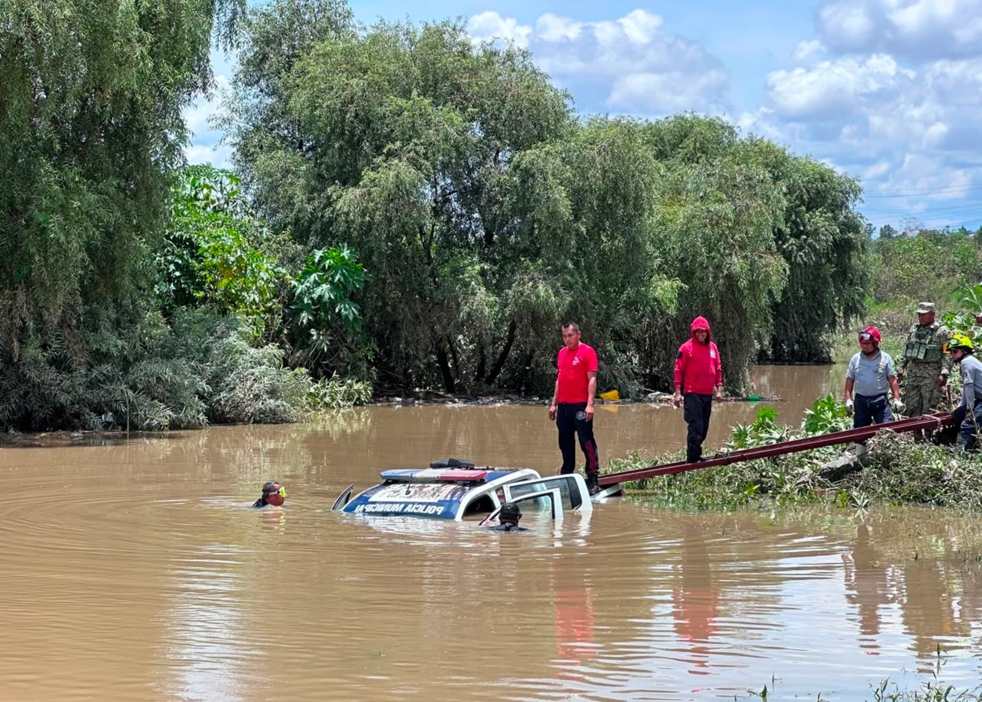 Localizan Tres Mujeres Sin Vida en la Patrulla Sumergida en el Río Atoyac de Puebla