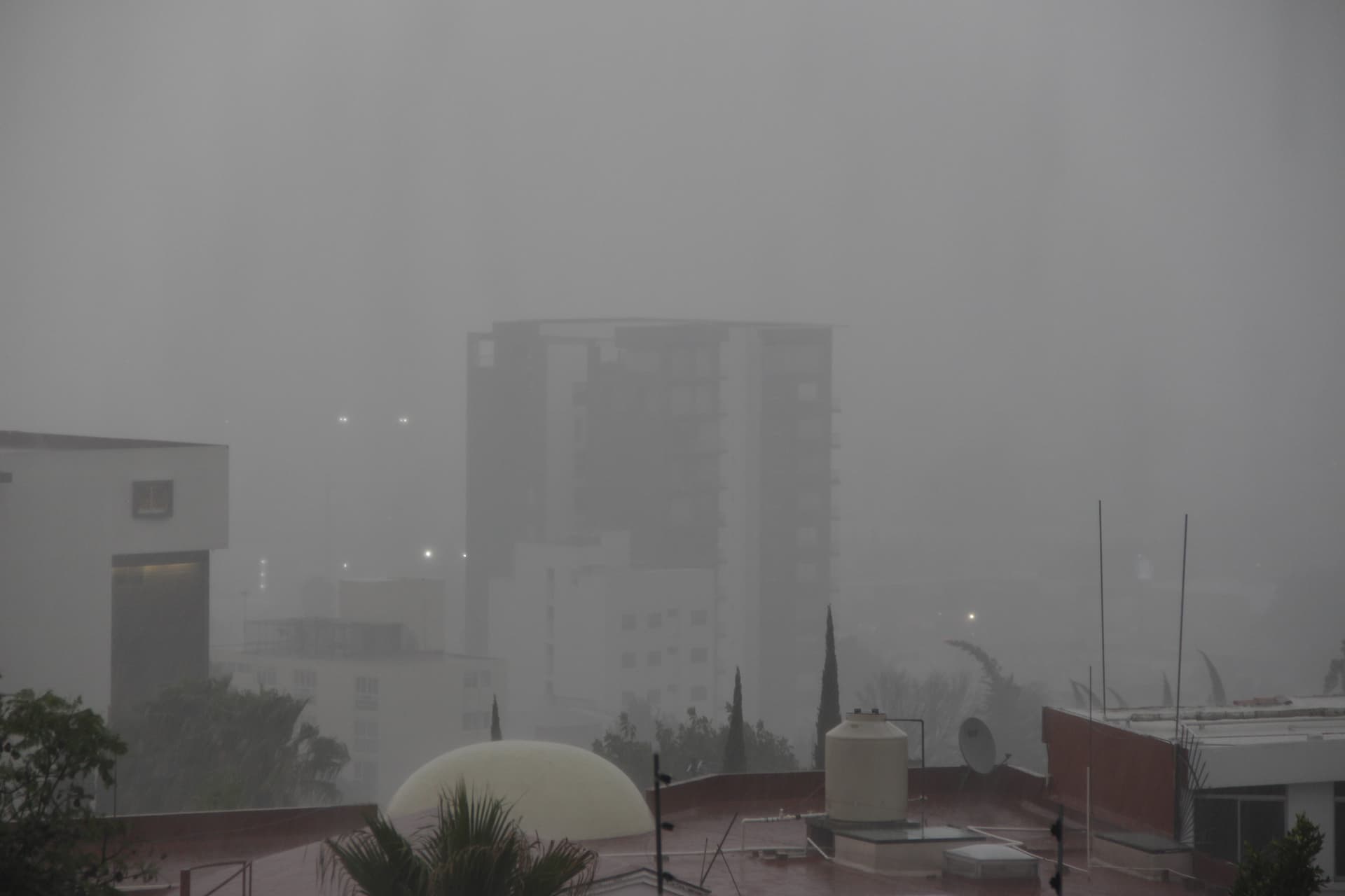 Se Suelta Tromba y Granizada con Ráfagas de Viento en Puebla: Se Inundan las Calles