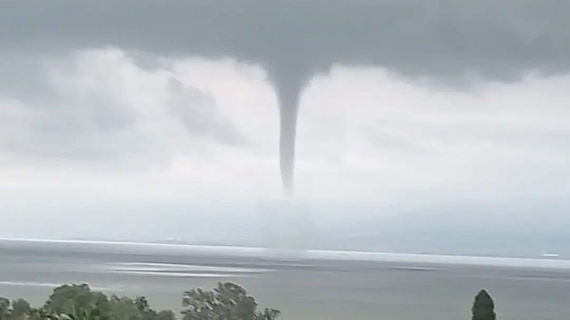 Tromba marina detectada sobre el Lago de Chapala. Foto: X @Protección Civil Jalisco