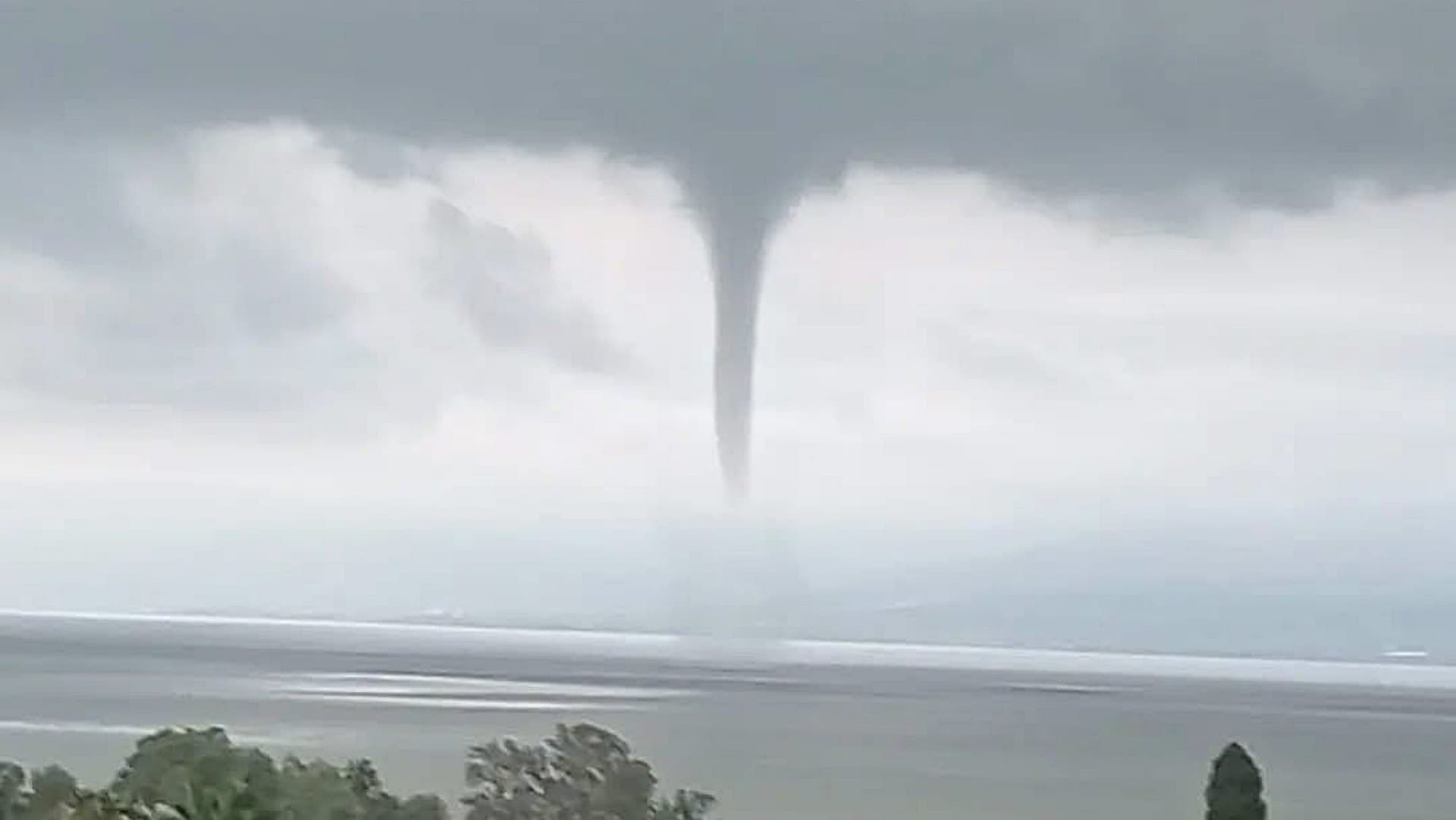 Tromba marina detectada sobre el Lago de Chapala. Foto: X @Protección Civil Jalisco