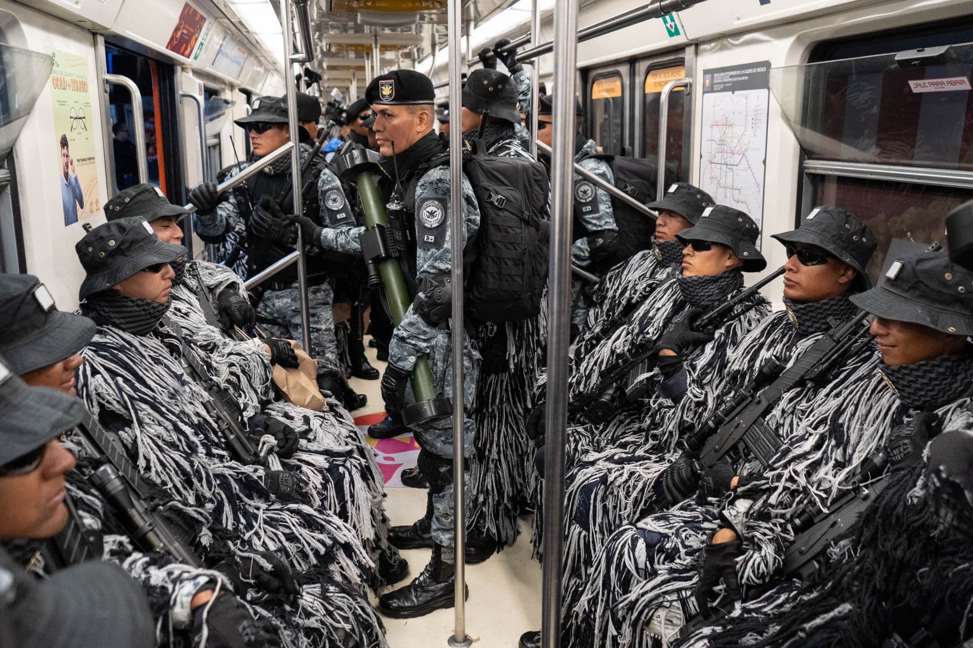 Tropas viajan en el Metro CDMX para el Desfile Militar