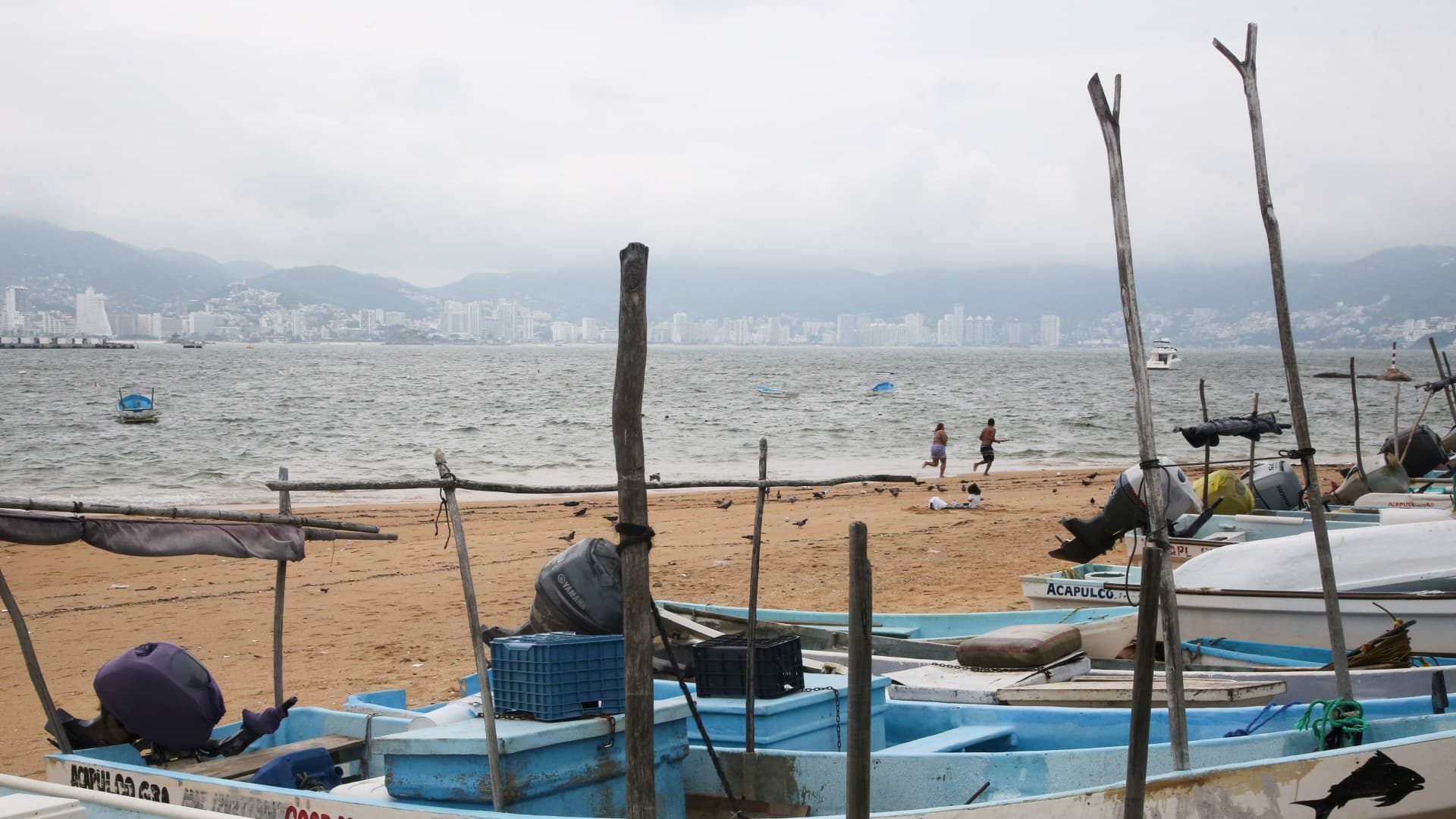 Barcos pesqueros en la arena en Acapulco, Guerrero, mientras el huracán Trudy avanza paralelo a la costa del Pacífico de México. Foto: Reuters