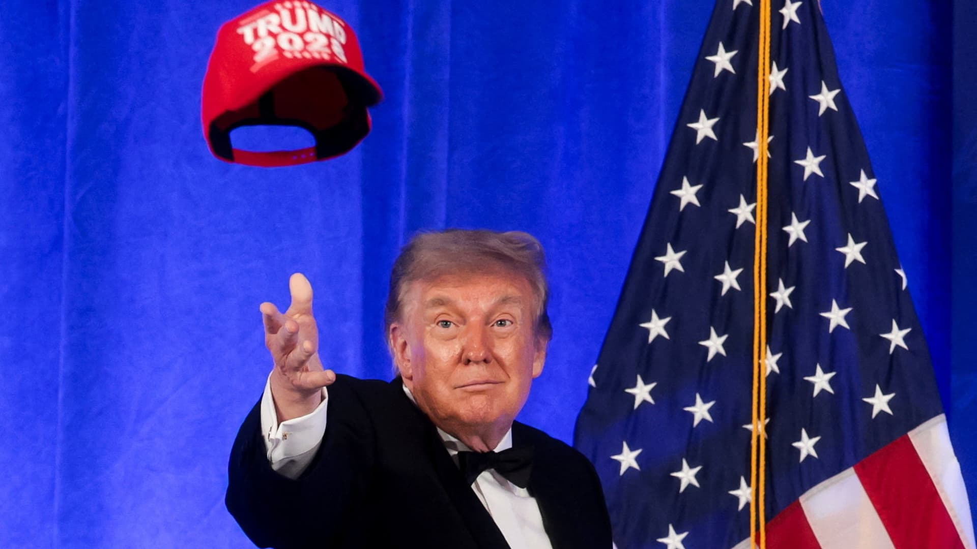 Trump avienta una gorra con el número 2028.