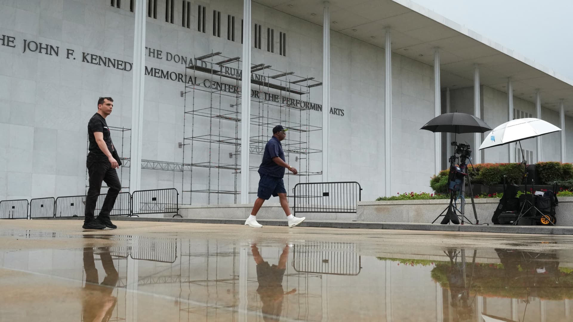 Un hombre camina frente al Centro Kennedy