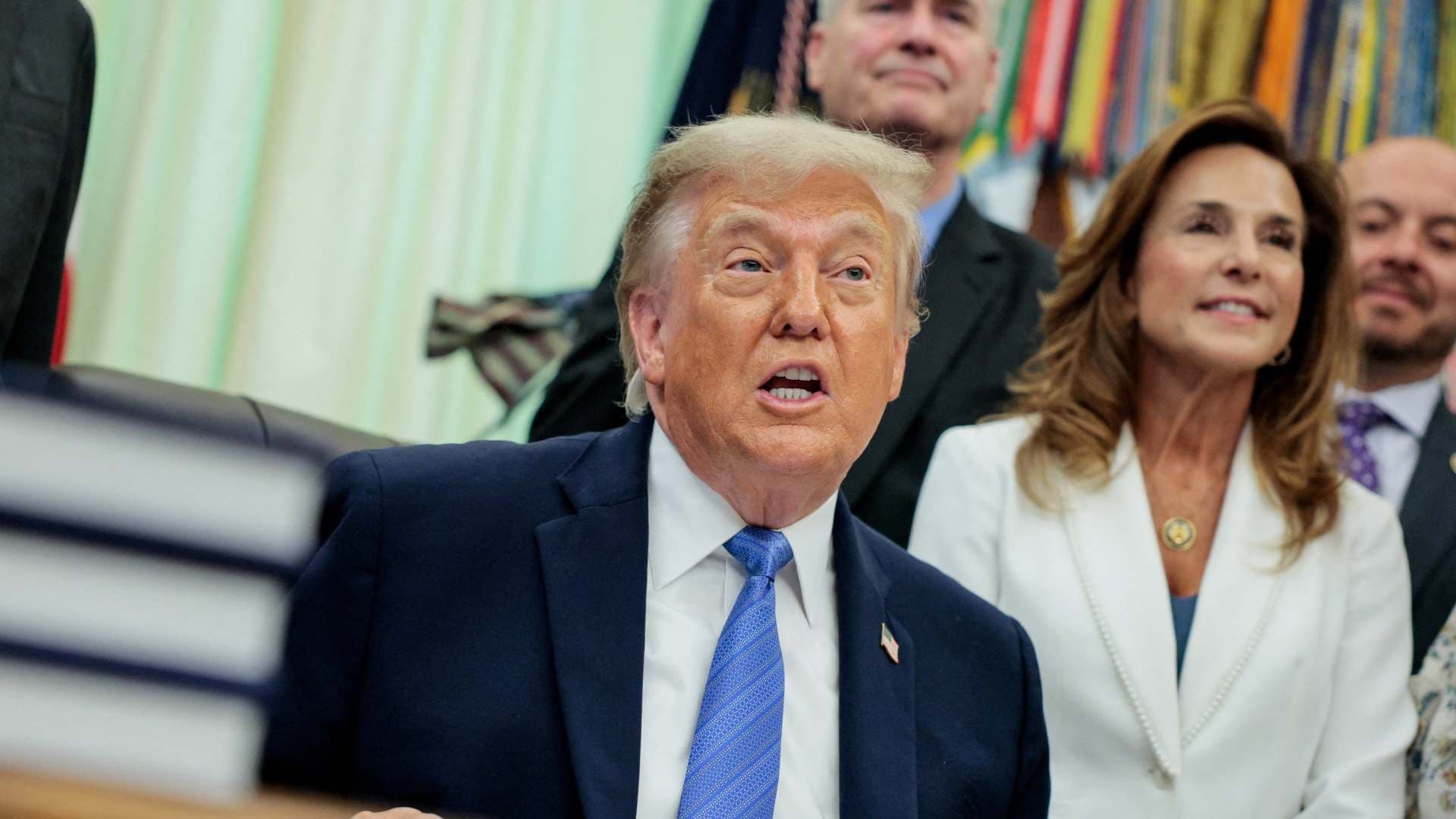 Donald Trump en el Despacho Oval mientras firma la Ley de Seguridad de Estados Unidos. Foto: Reuters