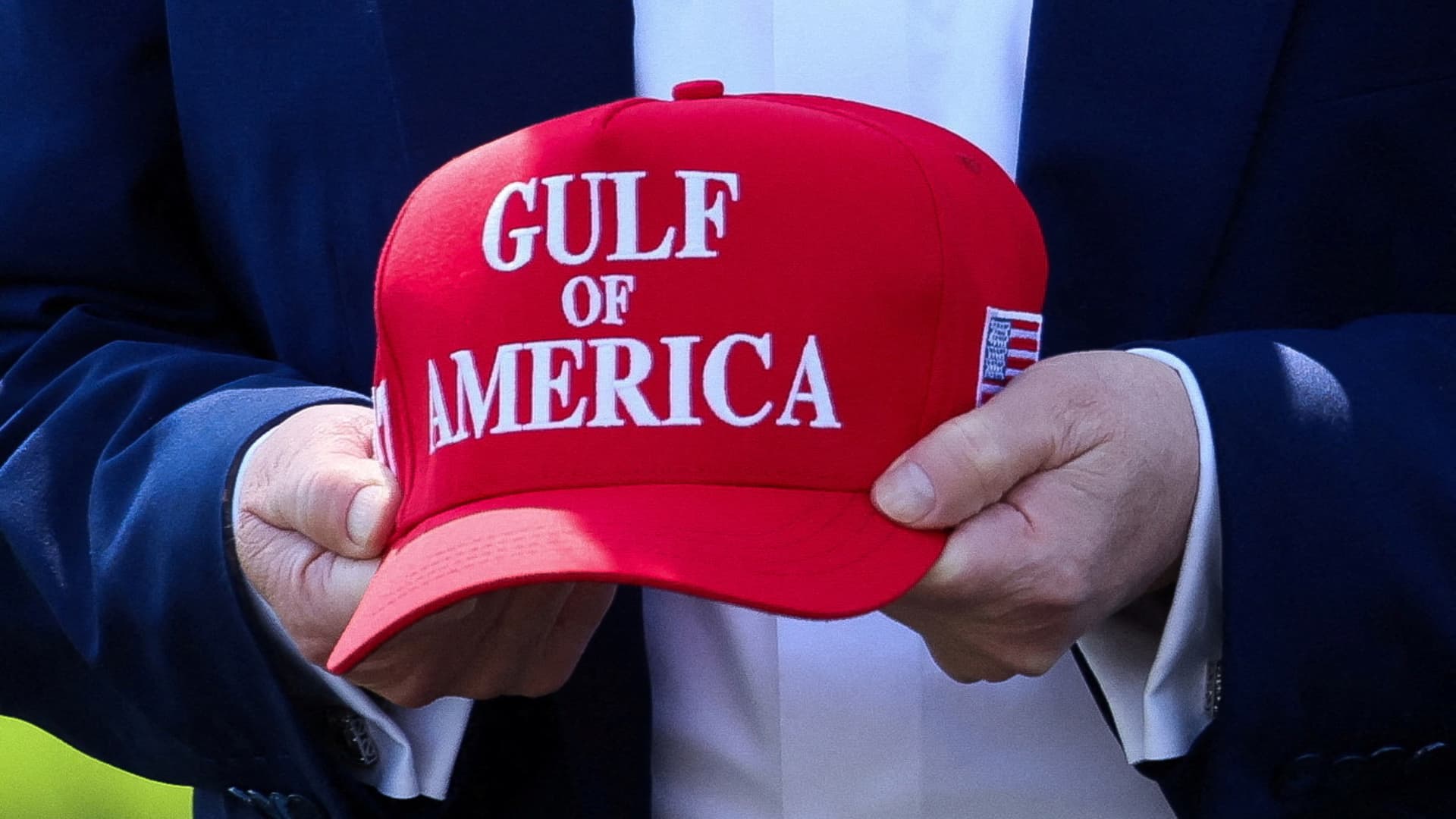 Trump muestra una gorra con el nombre de Golfo de América