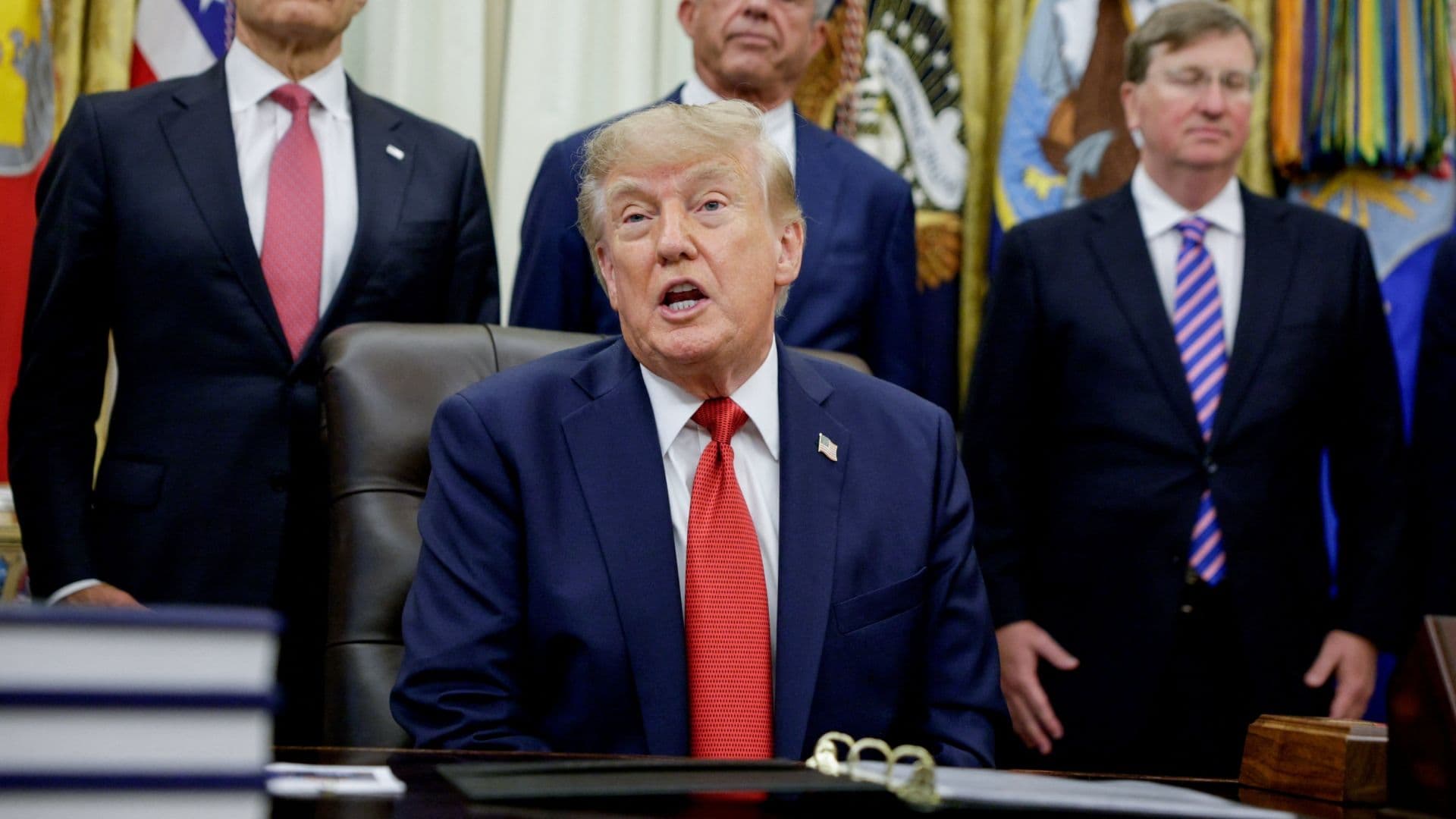 Trump Acelera la Carrera de IA Frente a China pese a Alertas de Expertos