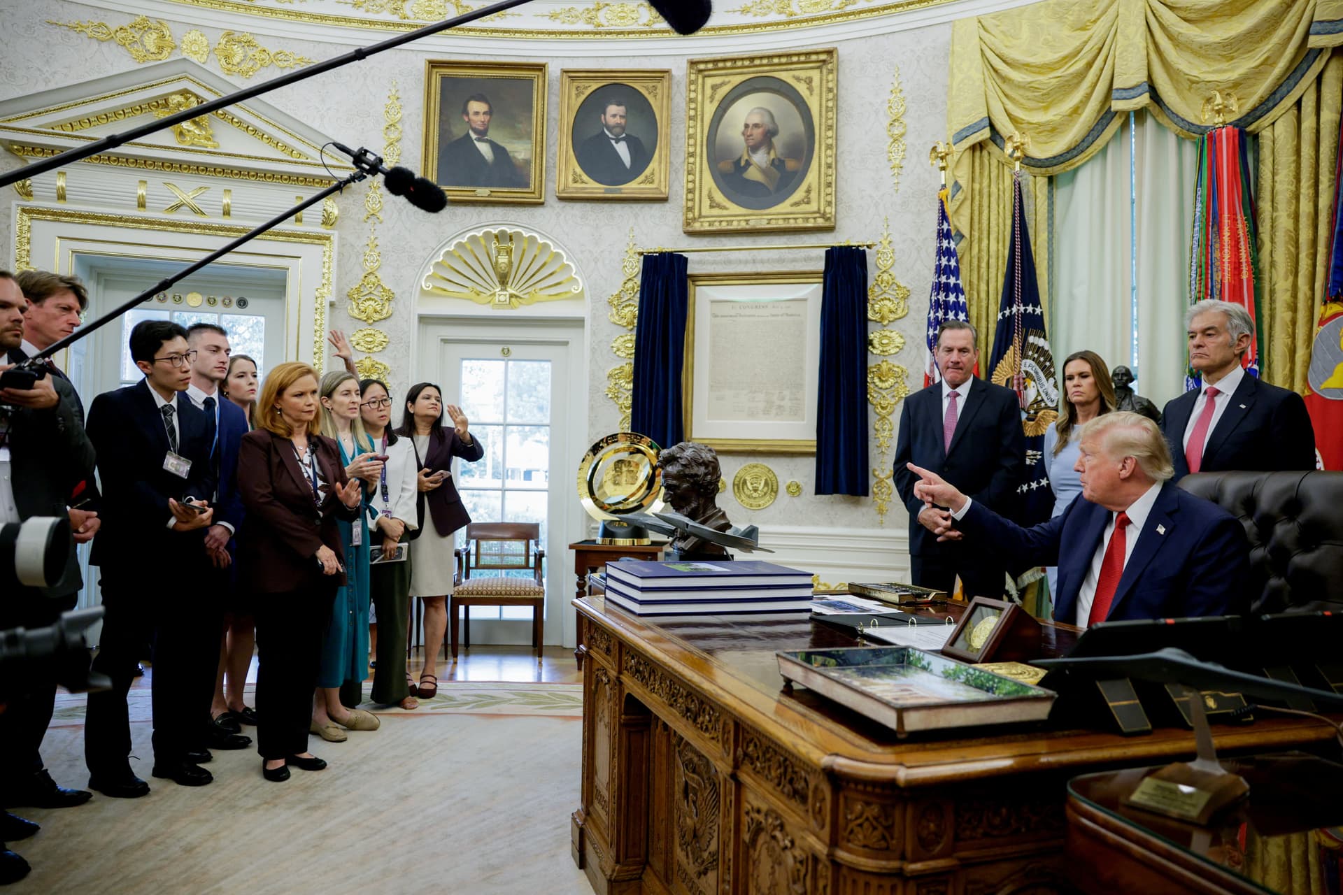 Cadenas de TV Suspenden Cobertura Luego de Veto de Trump a CNN, MS NOW y Politico