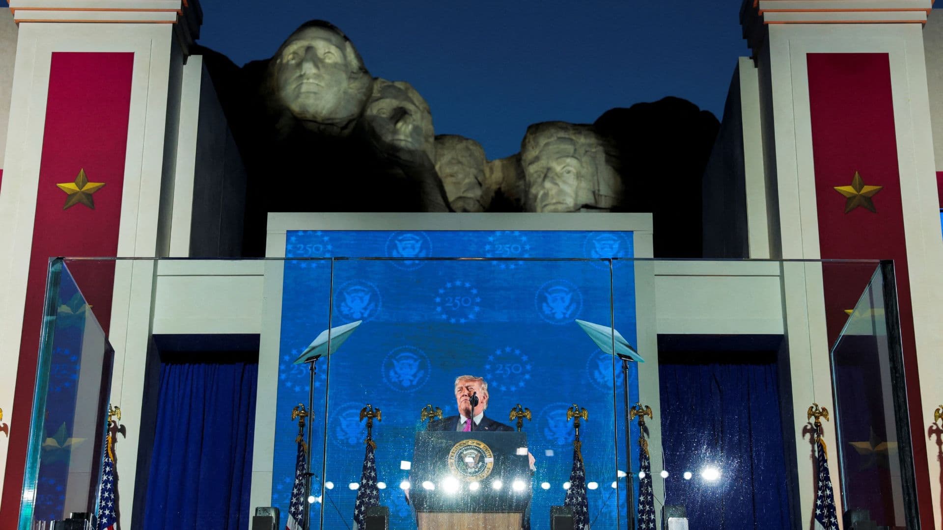 Donald Trump da discurso al pie del Monte Rushmore.