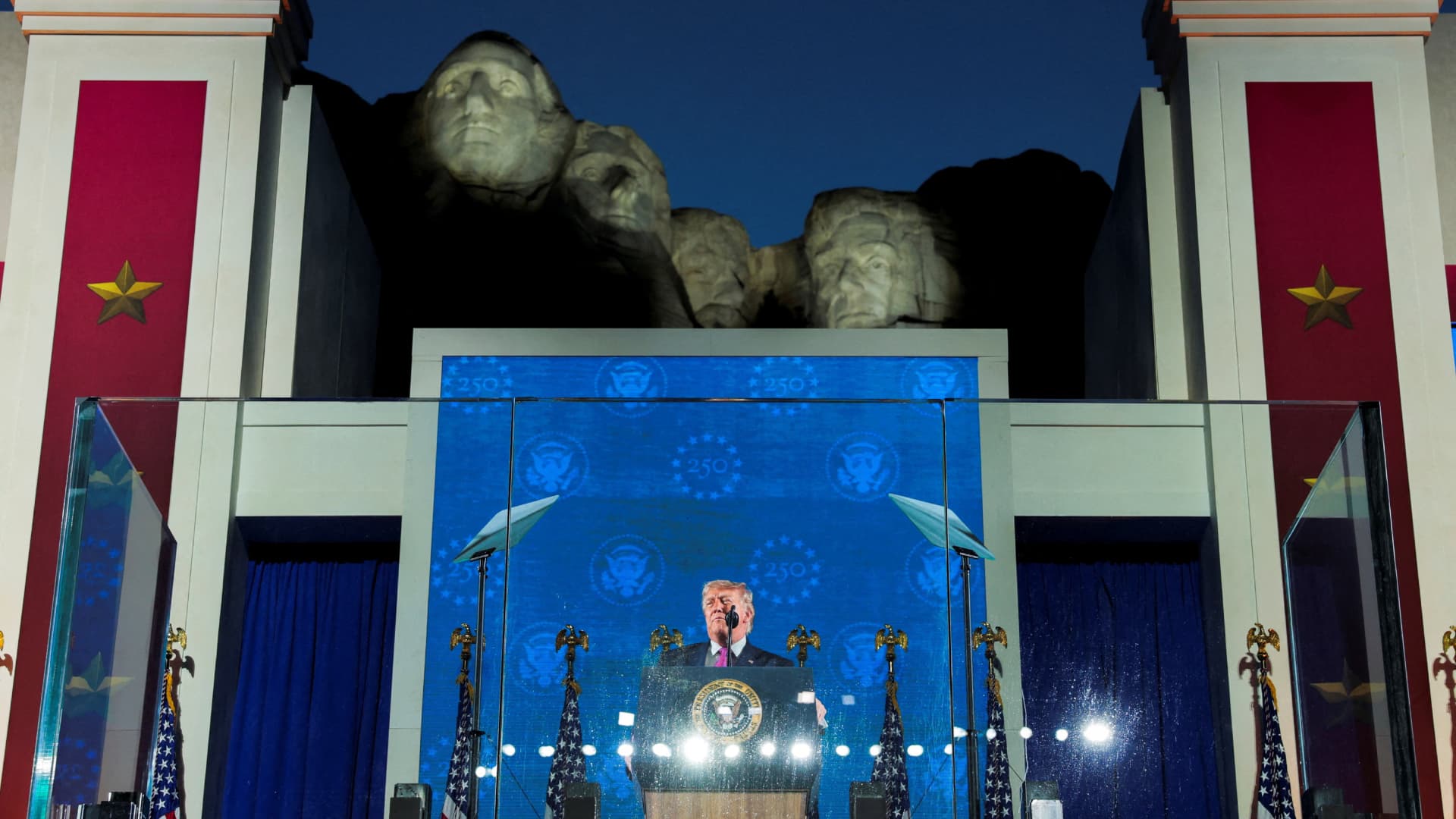 Donald Trump da discurso al pie del Monte Rushmore.
