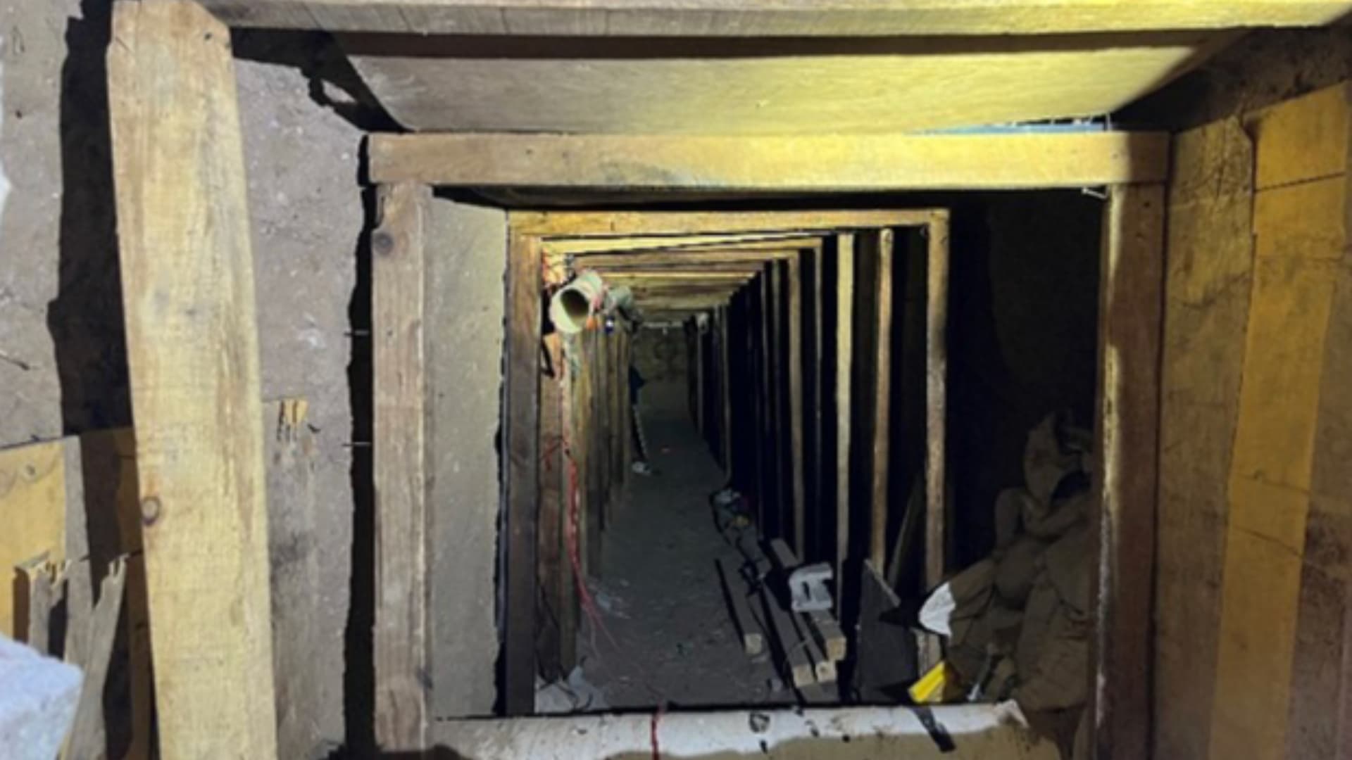 Contrabandista Mexicano que Trasladó Migrantes en Túnel Bajo Frontera con EUA se Declara Culpable